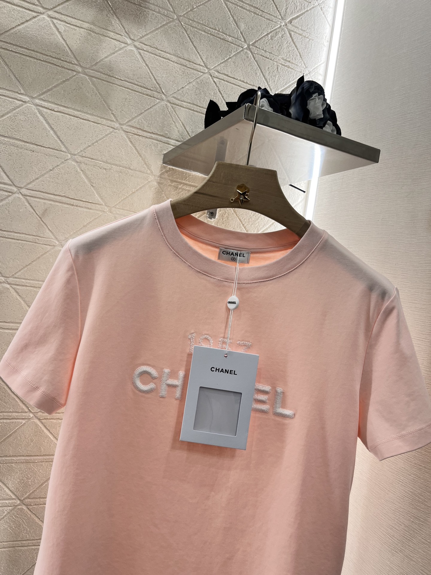 ♥Chane*♥2025新品上架
      刺绣订珠𝑇𝑒𝑒
定制YB丝光全棉材质 透气舒适 质感十足 