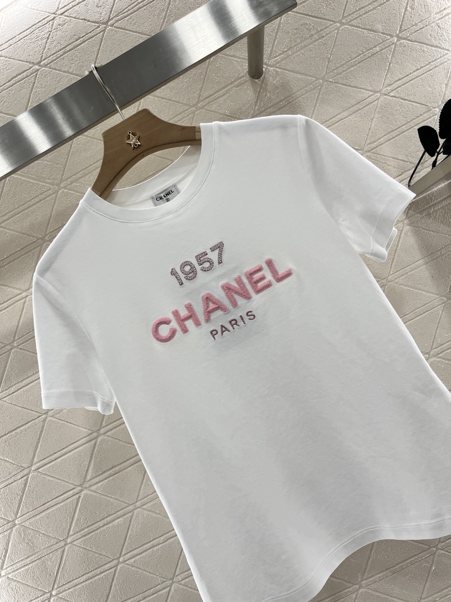 ♥Chane*♥2025新品上架
      刺绣订珠𝑇𝑒𝑒
定制YB丝光全棉材质 透气舒适 质感十足 