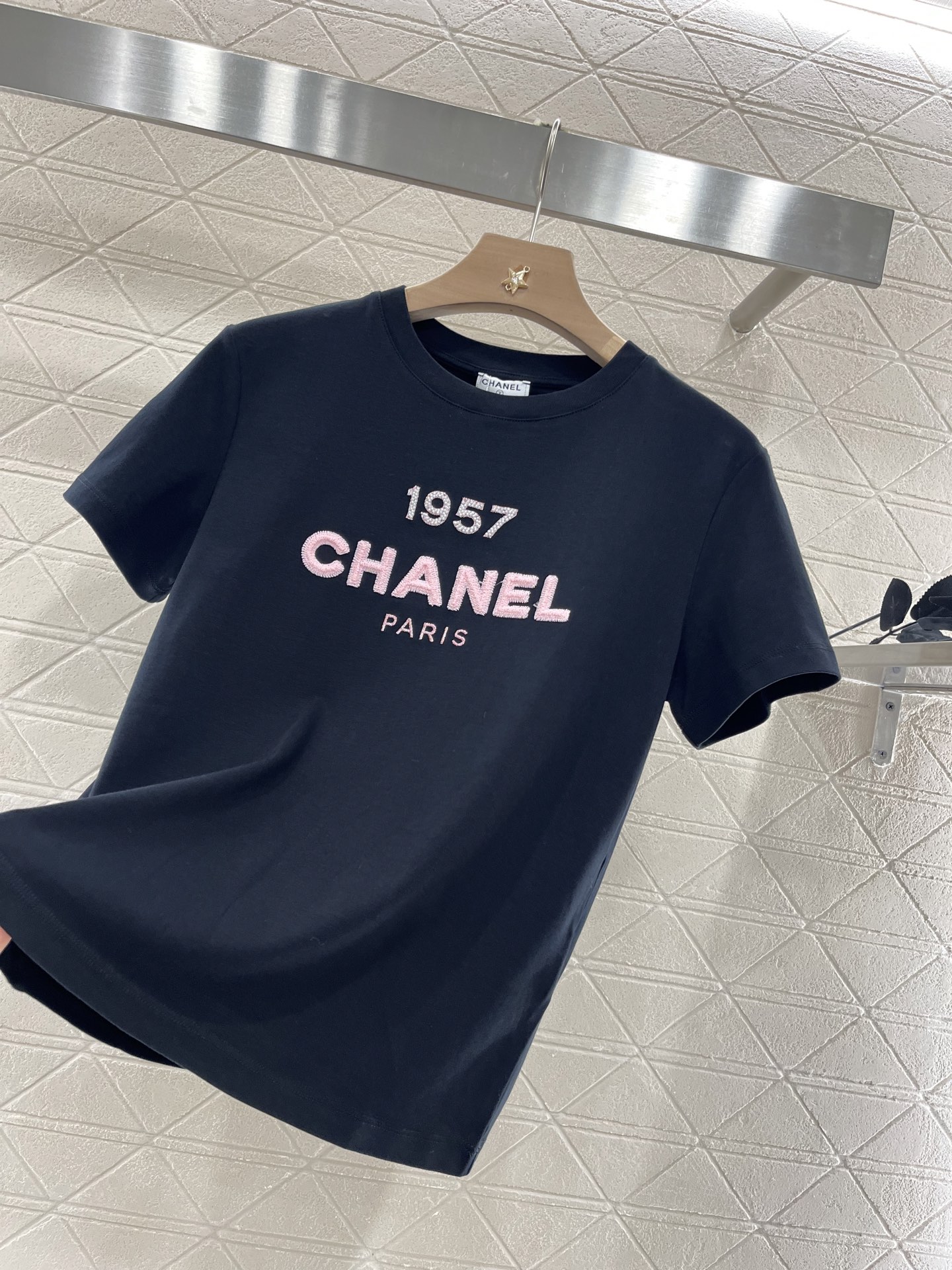 ♥Chane*♥2025新品上架
      刺绣订珠𝑇𝑒𝑒
定制YB丝光全棉材质 透气舒适 质感十足 