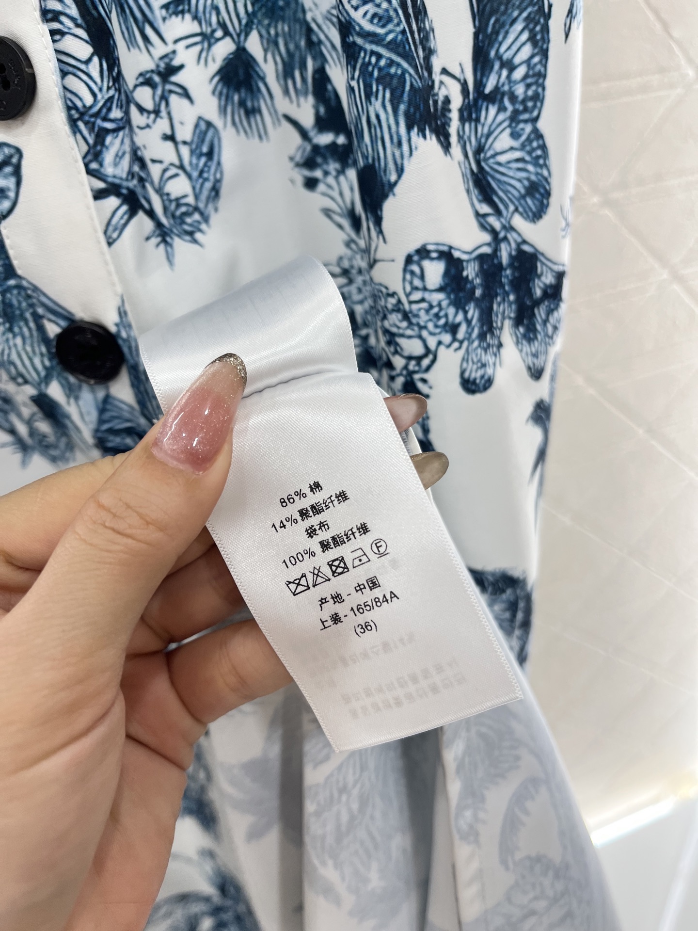 ♥Dio*♥2025新品上架
    印花吊带连衣裙
定制YB进口丝棉材质 质感光泽 垂顺有型 吊带背心