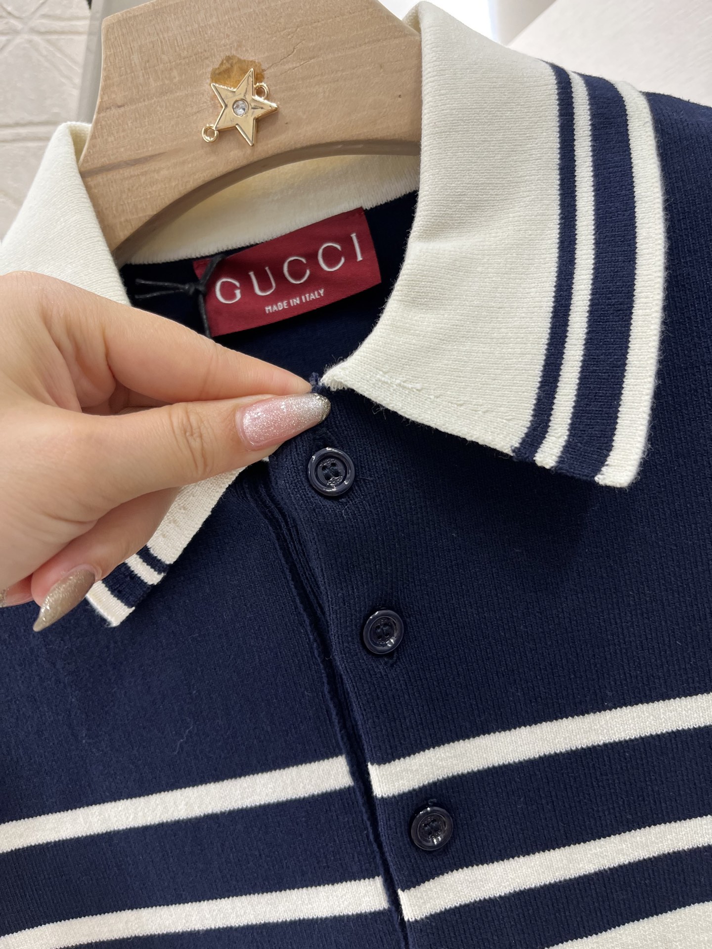 ♥Gucc*♥2025新品上架
     条纹撞色针织短袖
定制YB全棉纱线织造 柔软舒适 洋气显瘦 翻