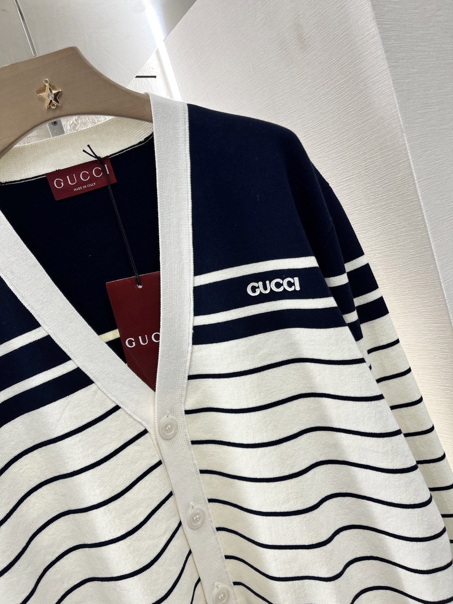 ♥Gucc*♥2025新品上架
     条纹撞色针织开衫
定制YB全棉纱线织造 柔软舒适 洋气显瘦 O