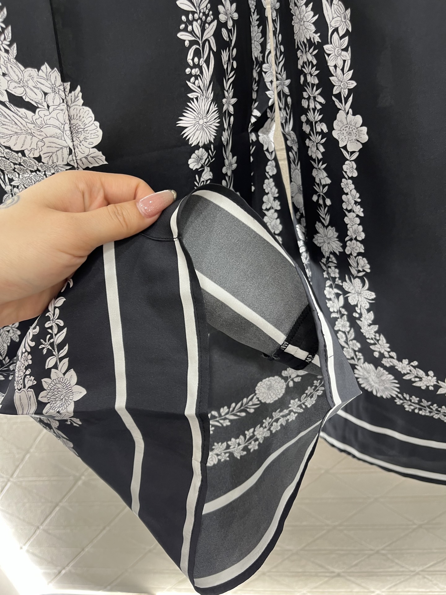 ♥Herme**♥2025新品上架
    真丝印花直筒九分裤
定制YB进口百分百桑蚕丝材质 质感光泽 