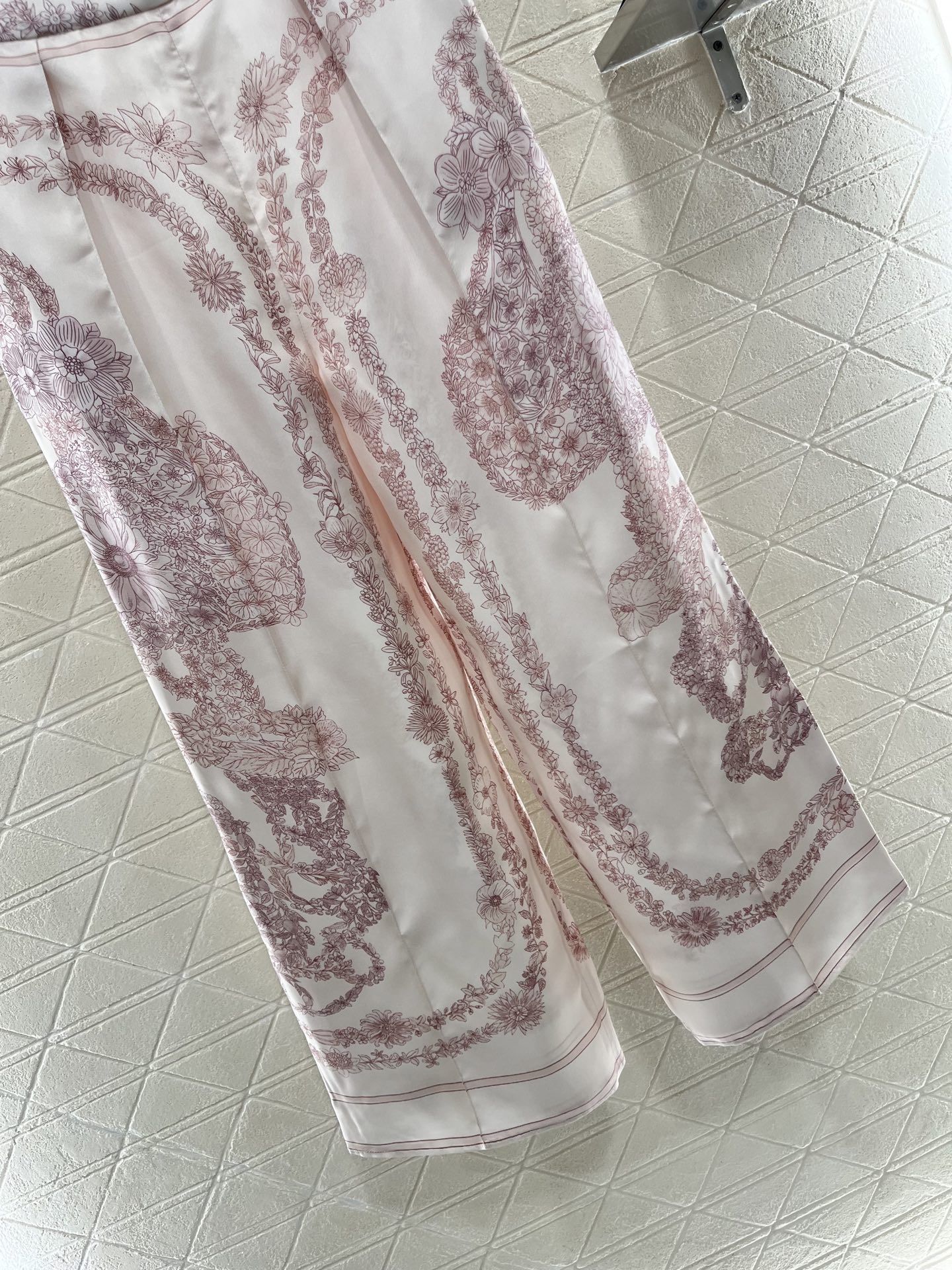 ♥Herme**♥2025新品上架
    真丝印花直筒九分裤
定制YB进口百分百桑蚕丝材质 质感光泽 