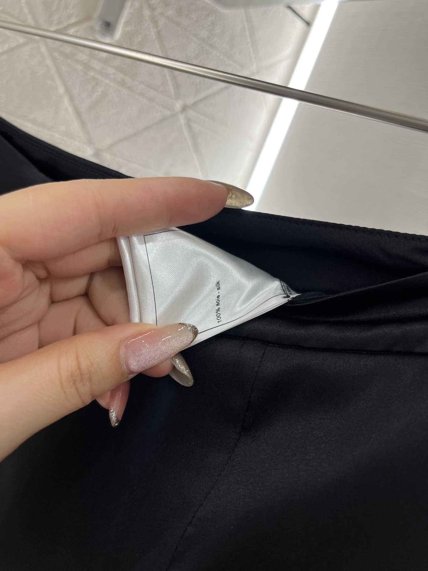♥Chane*♥2025新品上架
   水钻扣真丝阔腿长裤
定制YB进口百分百桑蚕丝材质 质感光泽垂顺 