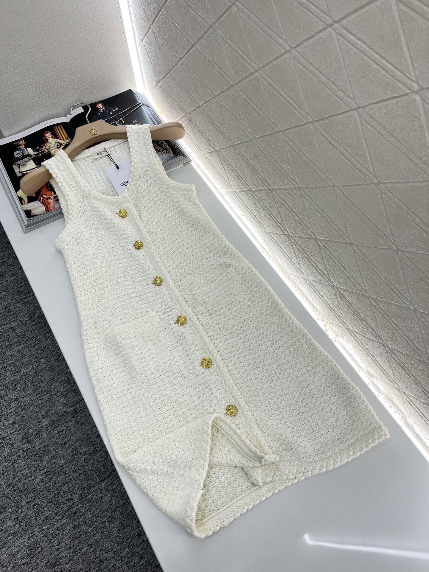 ♥Celin*♥2025新品上架
    钩花针织背心裙
定制YB羊毛纱线织造 柔软亲肤 舒适有型 有明