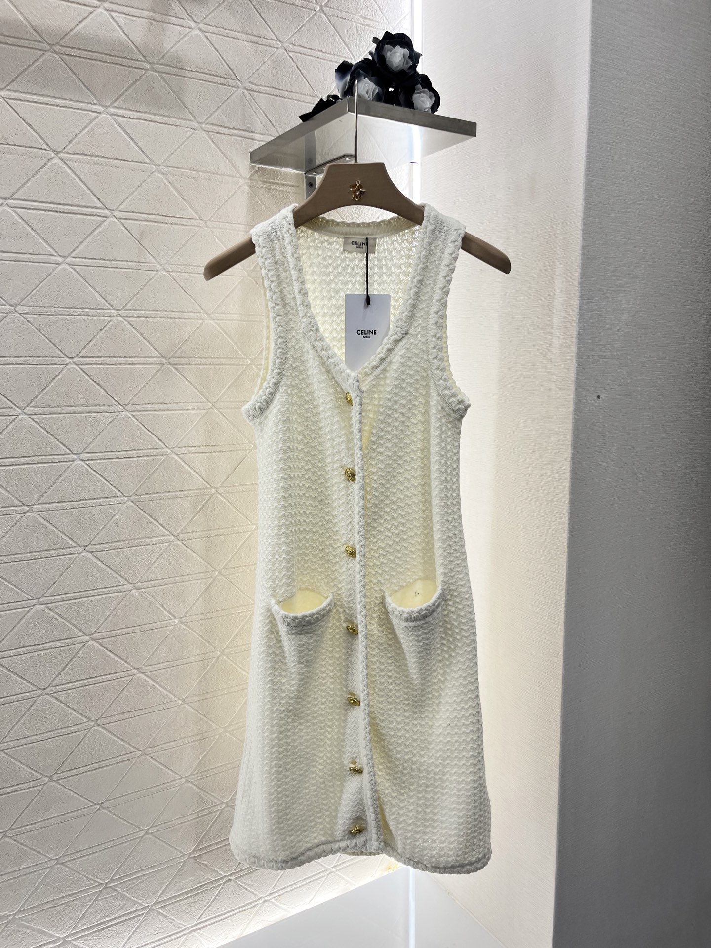 ♥Celin*♥2025新品上架
    钩花针织背心裙
定制YB羊毛纱线织造 柔软亲肤 舒适有型 有明