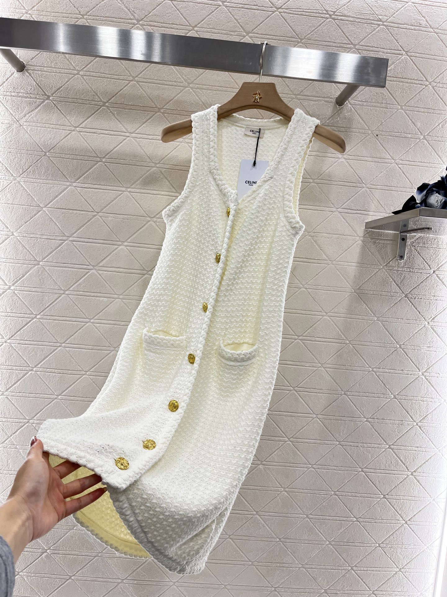 ♥Celin*♥2025新品上架
    钩花针织背心裙
定制YB羊毛纱线织造 柔软亲肤 舒适有型 有明