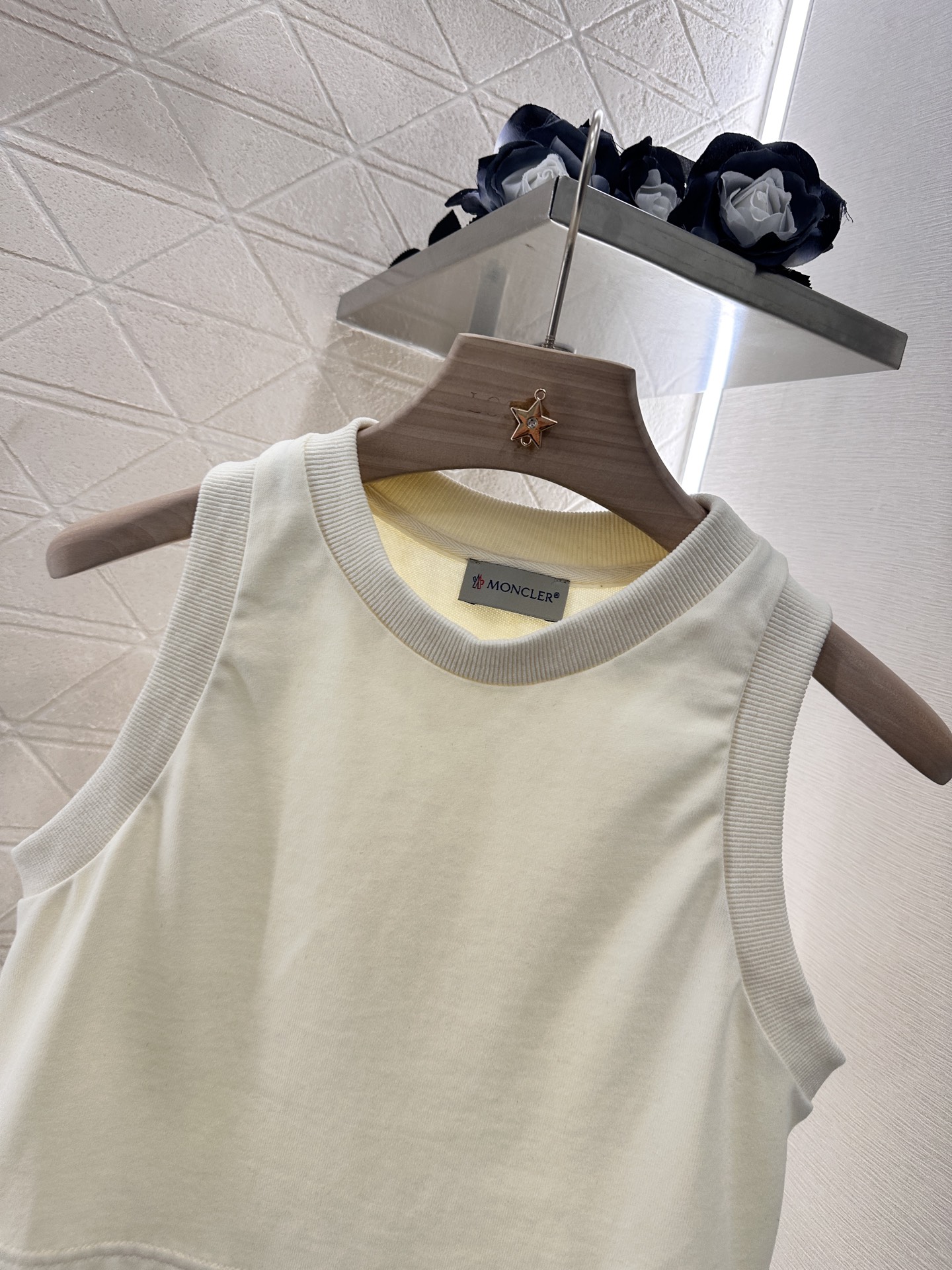 Moncle *2025: Grid Vest & High Waist Skirt Suit with Customized Comfort - 图片 3