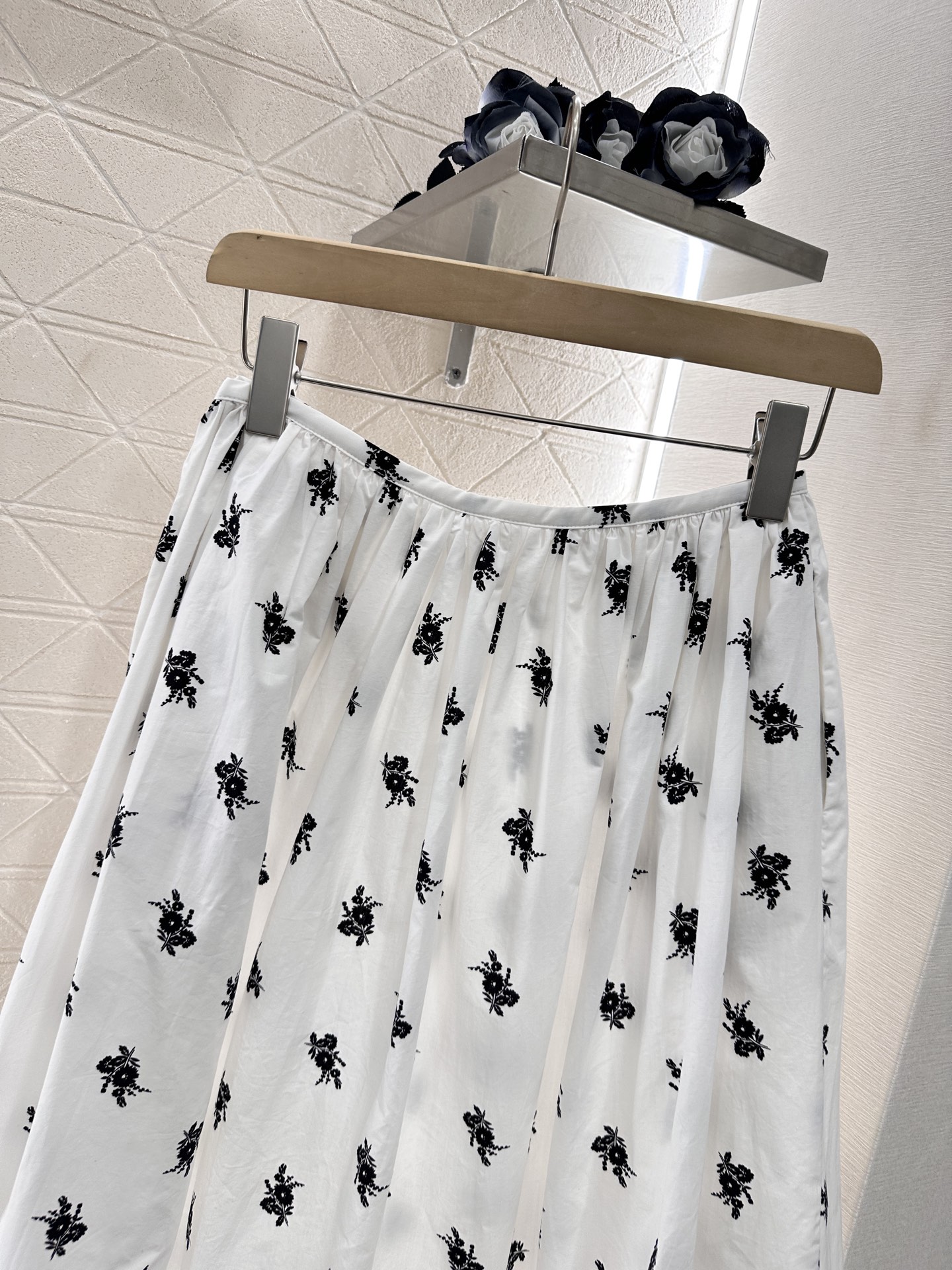 Miu Miu White Floral-Print Linen-Cotton Skirt with Lace Trim - New 2025 3 i1746535010011 6579 0 3