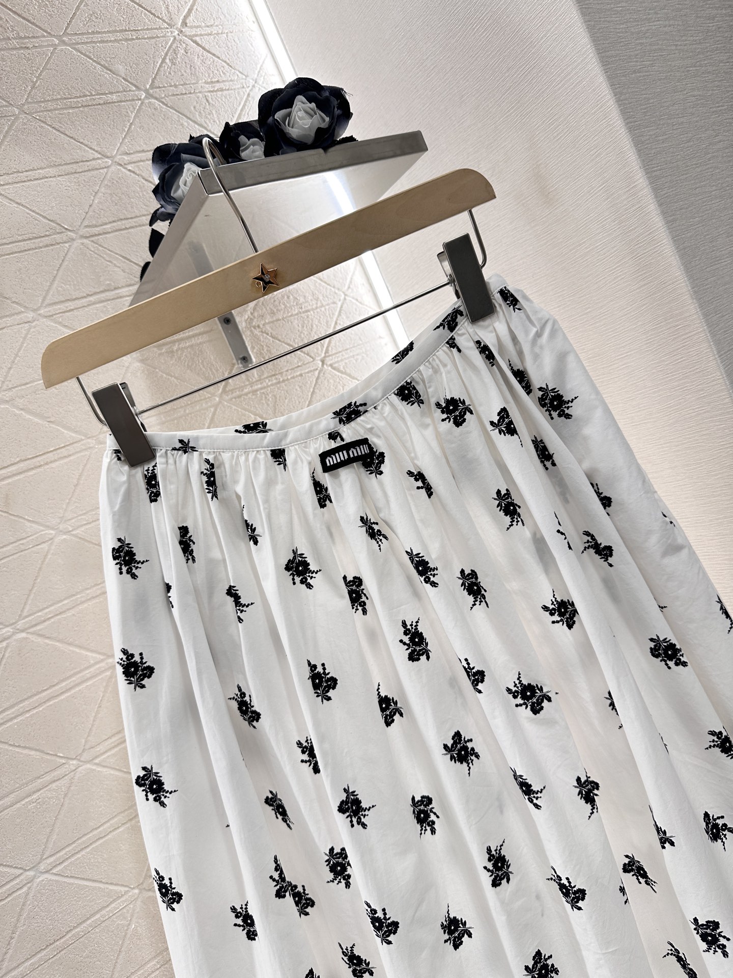 Miu Miu White Floral-Print Linen-Cotton Skirt with Lace Trim - New 2025 5 i1746535011162 3667 0 2