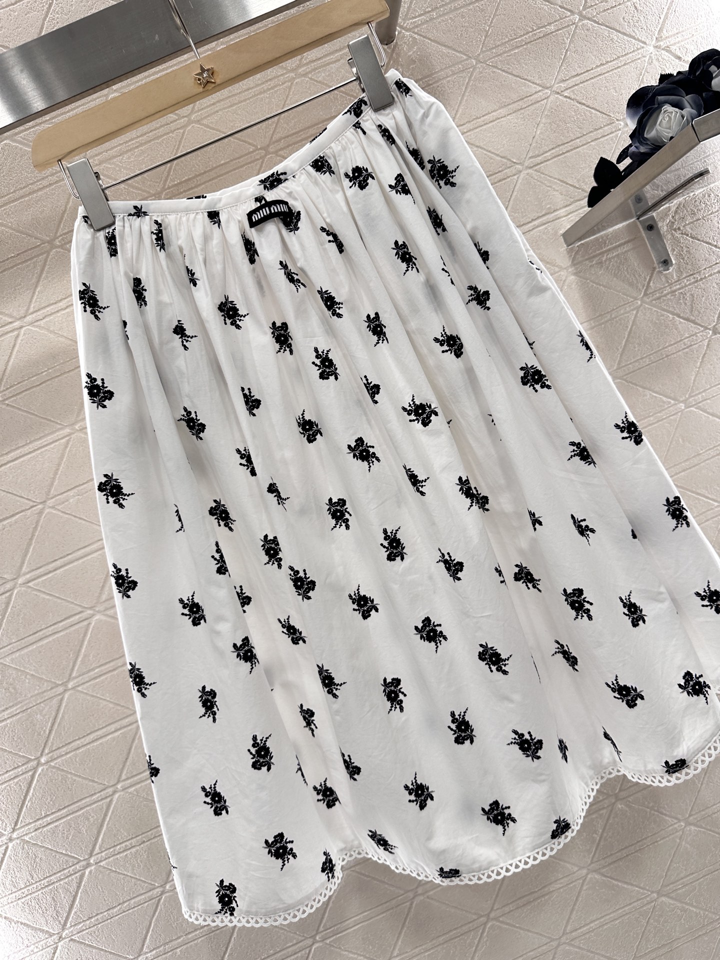 Miu Miu White Floral-Print Linen-Cotton Skirt with Lace Trim - New 2025 6 i1746535014474 2529 0 6