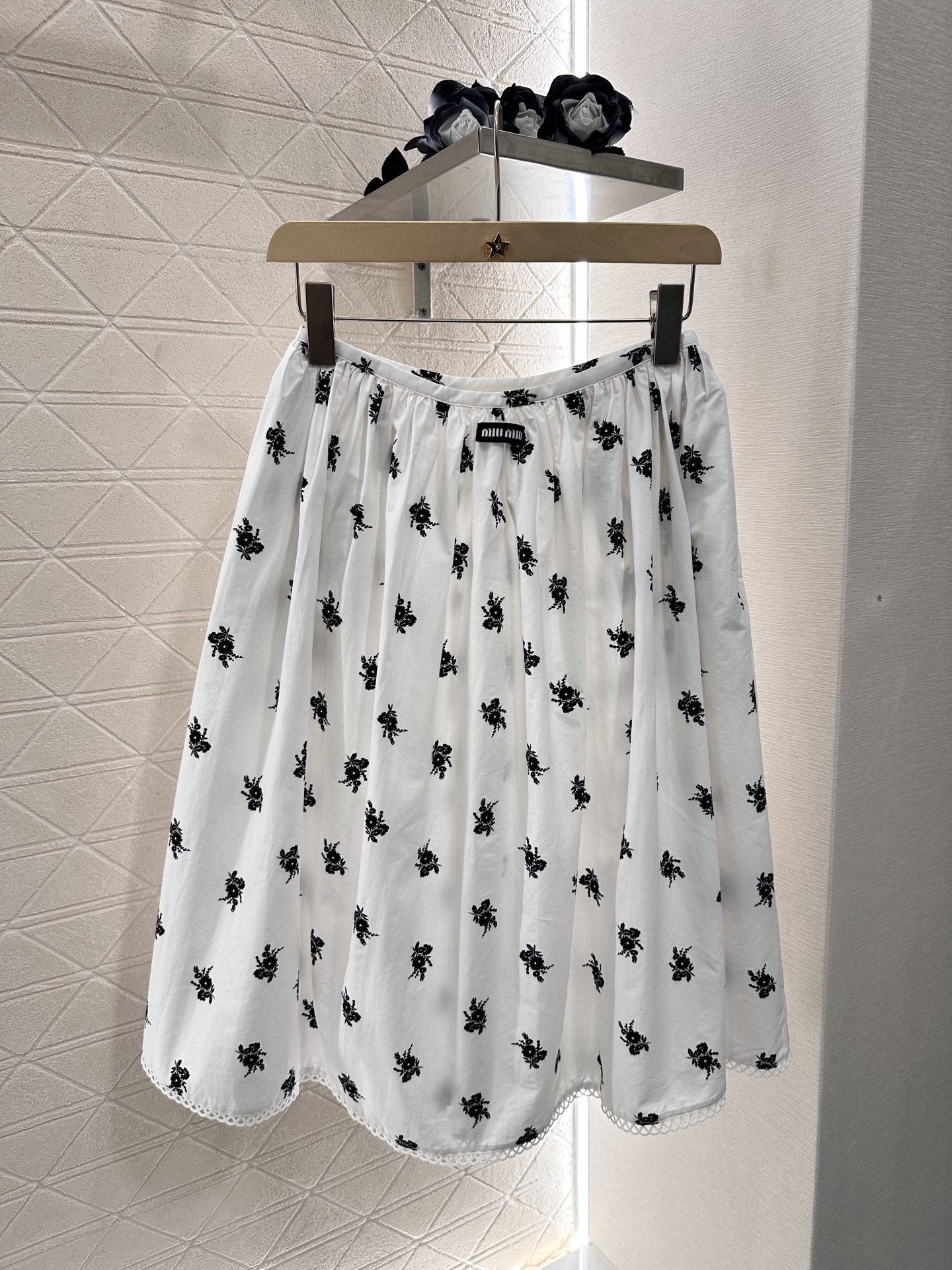 Miu Miu White Floral-Print Linen-Cotton Skirt with Lace Trim - New 2025 1 i1746535015576 6413 0 0