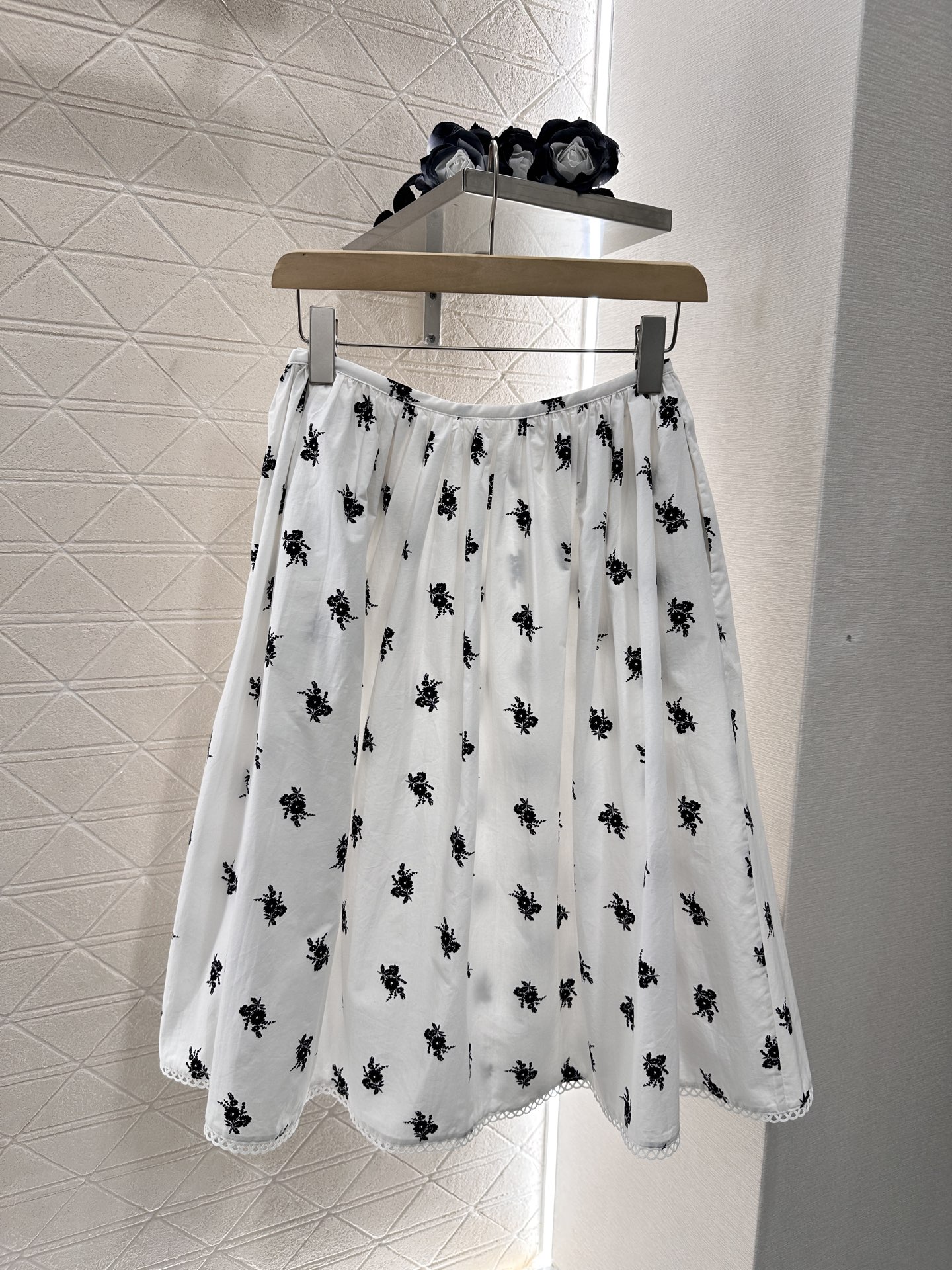 Miu Miu White Floral-Print Linen-Cotton Skirt with Lace Trim - New 2025 2 i1746535016498 7501 0 1