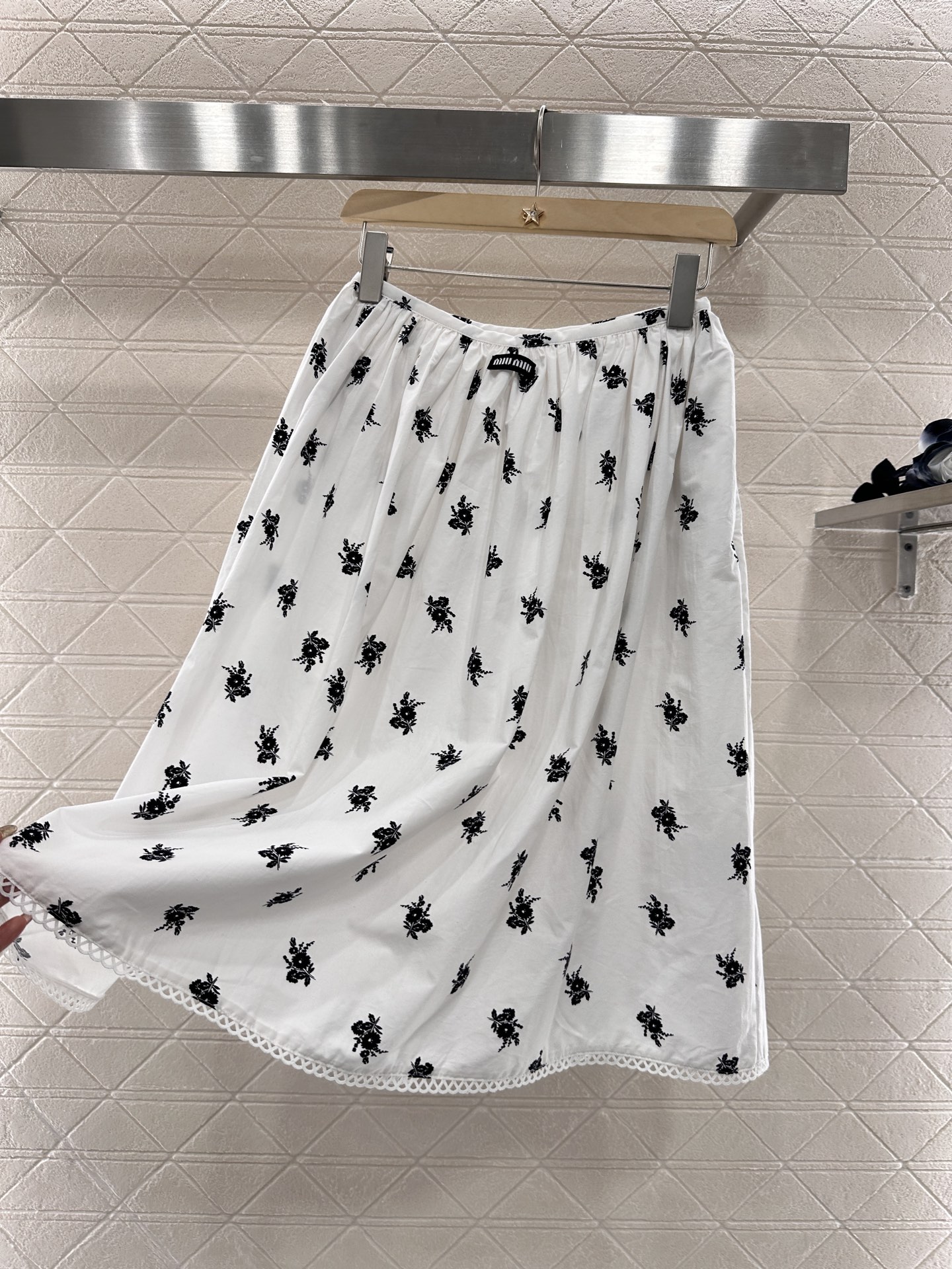 Miu Miu White Floral-Print Linen-Cotton Skirt with Lace Trim - New 2025 7 i1746535017455 1388 0 4