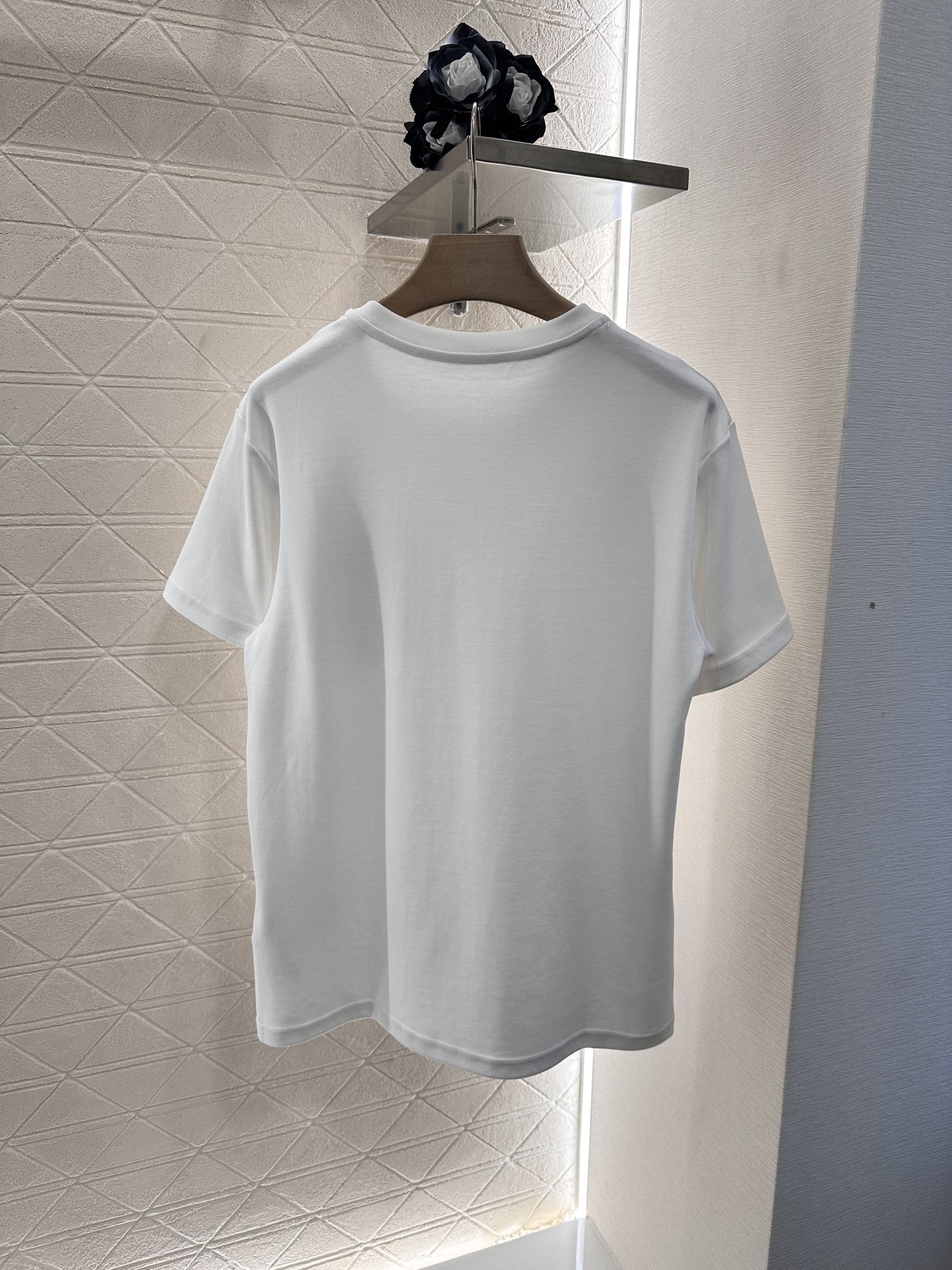 Louis Vuitton Men's White Cotton T-Shirt with Chain Detail Pocket 2 i1746634897515 1629 0 1