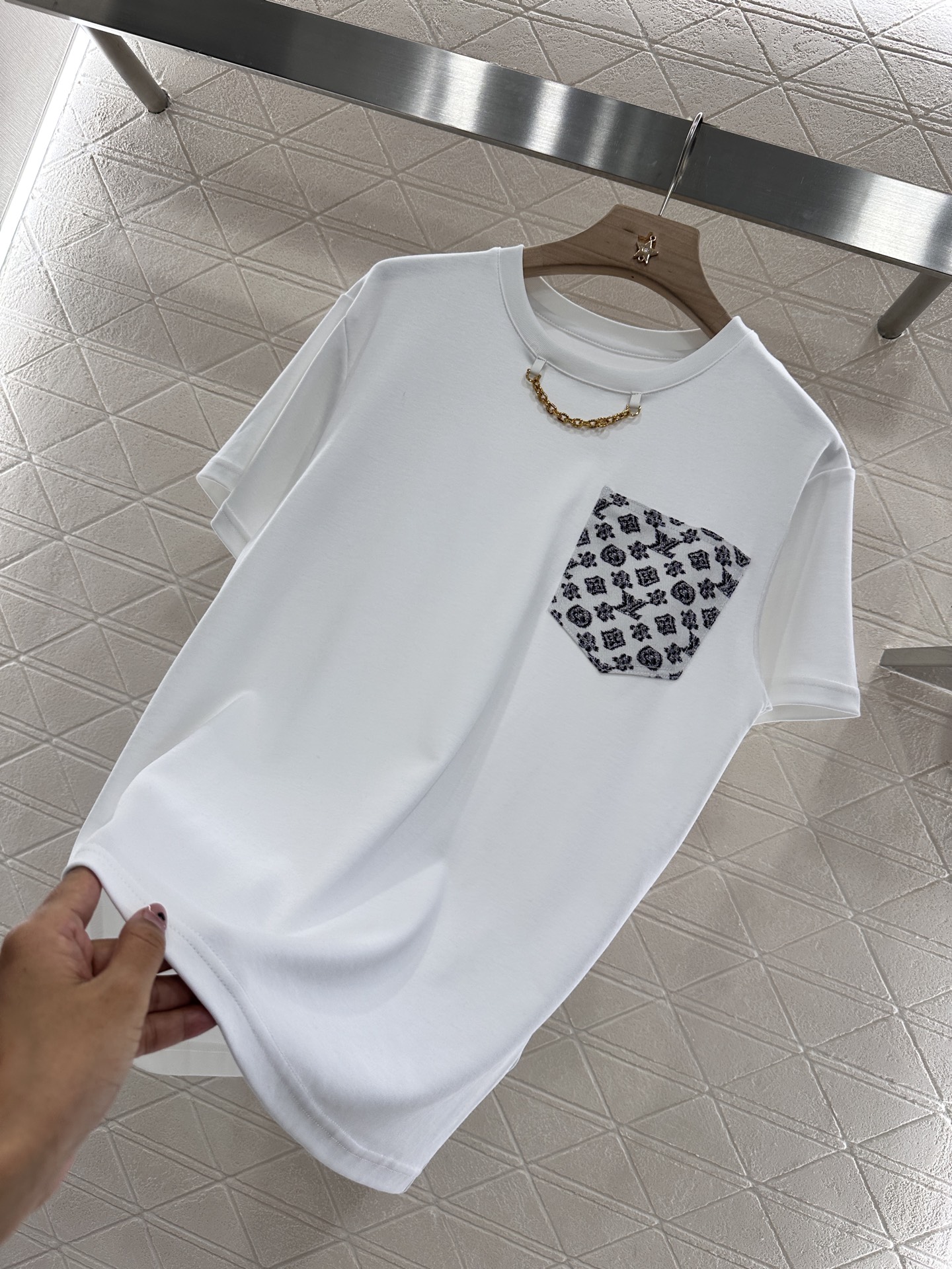 Louis Vuitton Men's White Cotton T-Shirt with Chain Detail Pocket 7 i1746634897515 4321 0 6