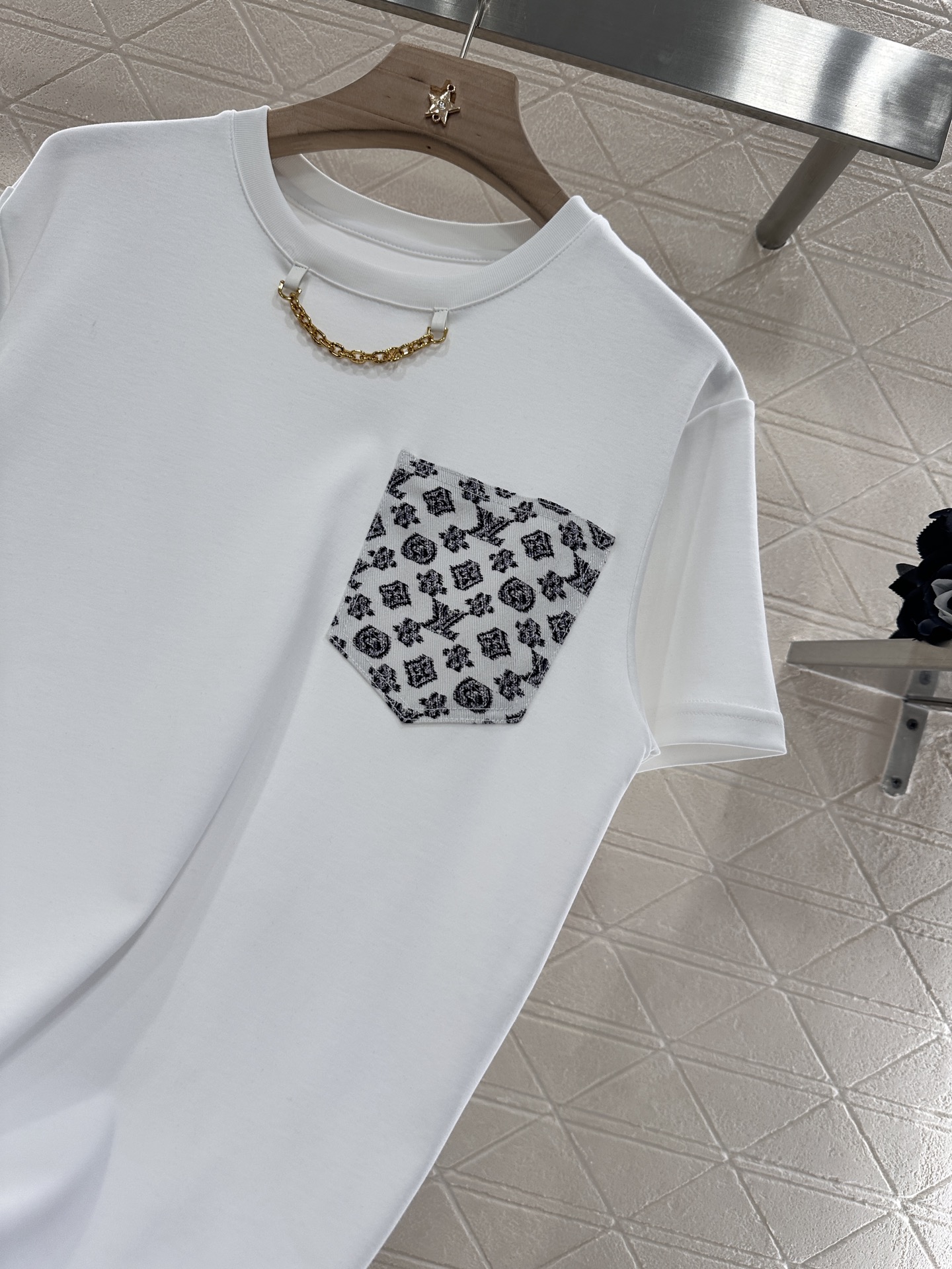 Louis Vuitton Men's White Cotton T-Shirt with Chain Detail Pocket 8 i1746634897515 5058 0 7