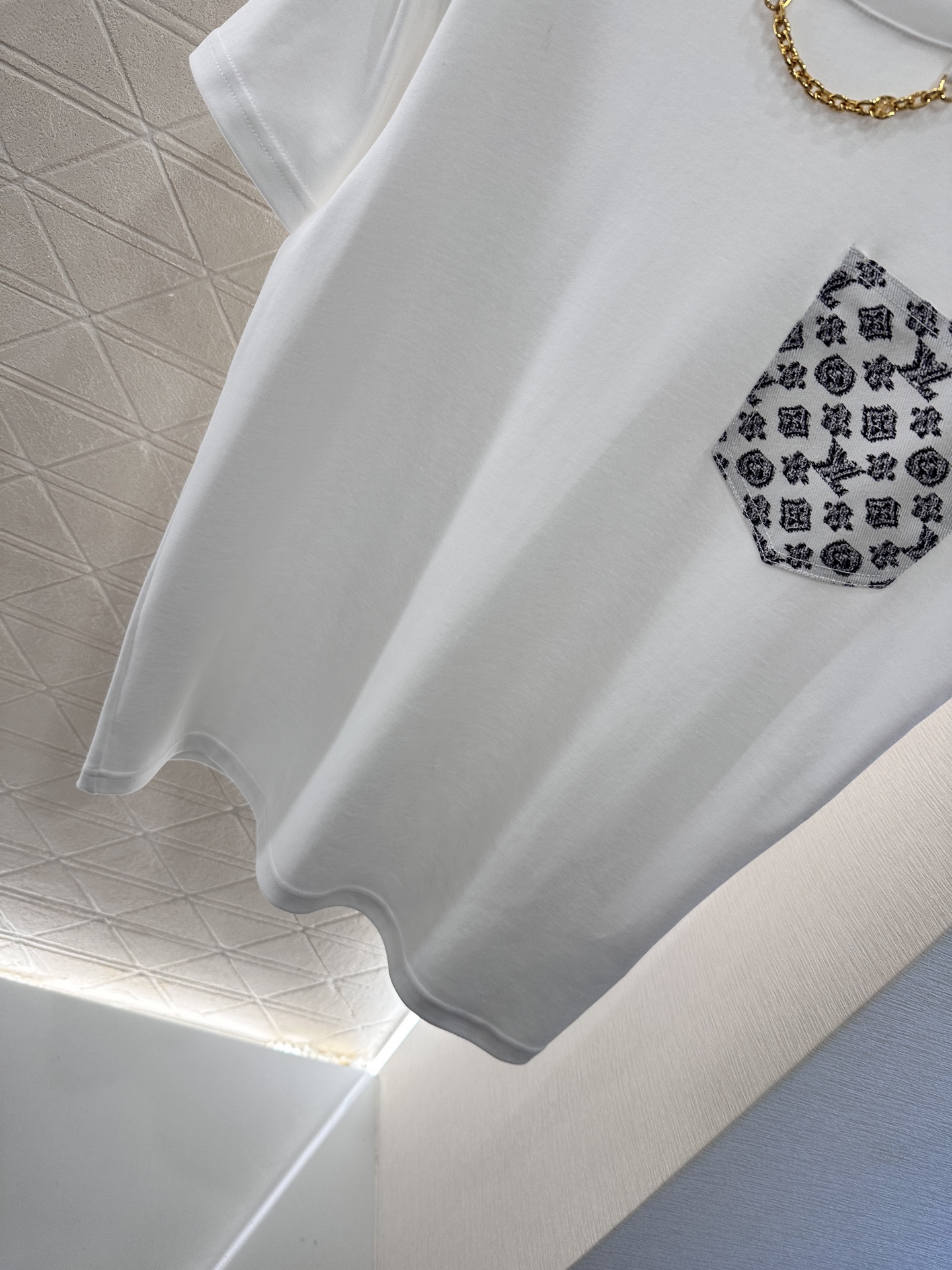 Louis Vuitton Men's White Cotton T-Shirt with Chain Detail Pocket 5 i1746634899863 5156 0 4