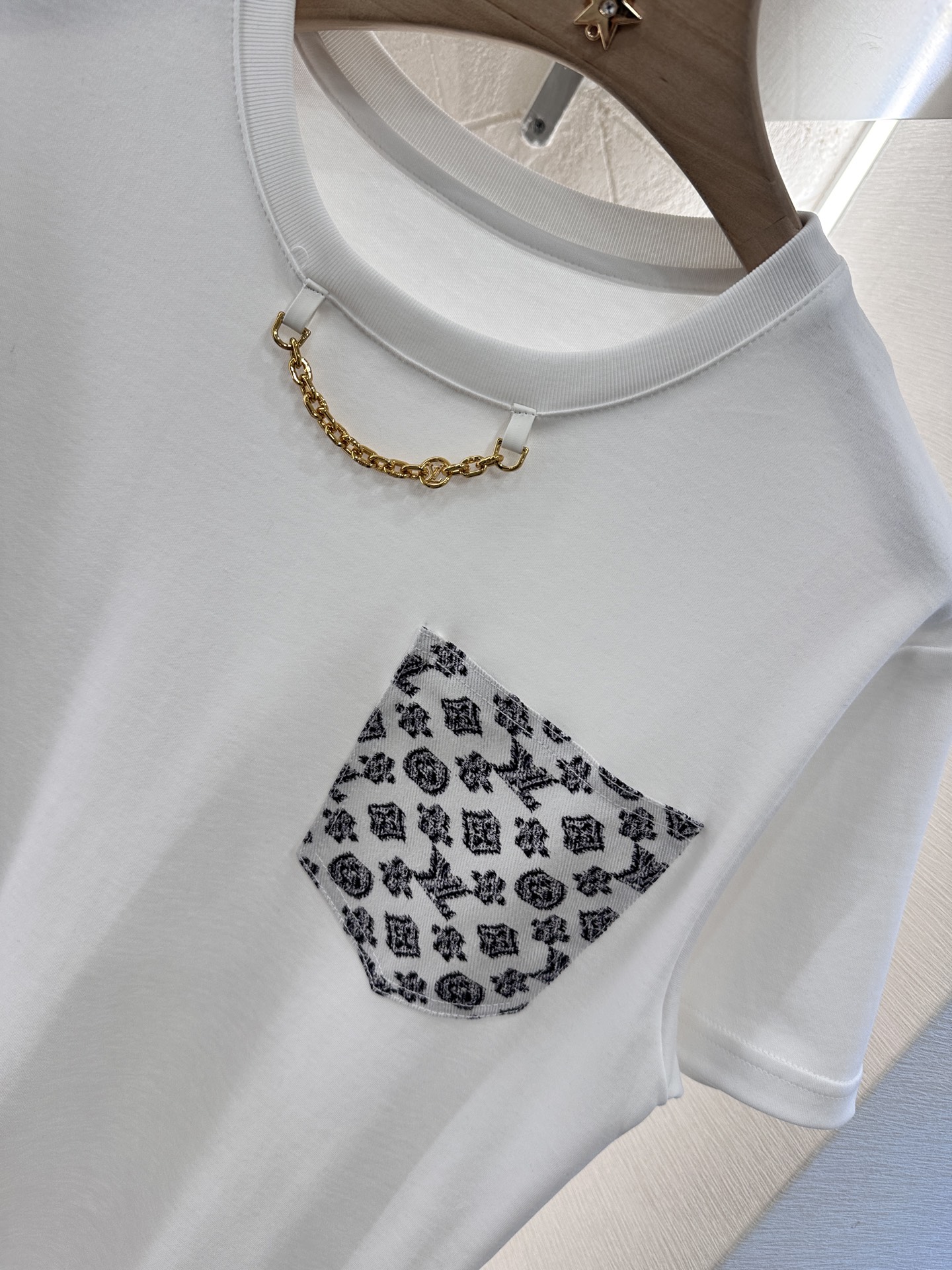 Louis Vuitton Men's White Cotton T-Shirt with Chain Detail Pocket 6 i1746634899866 8267 0 5