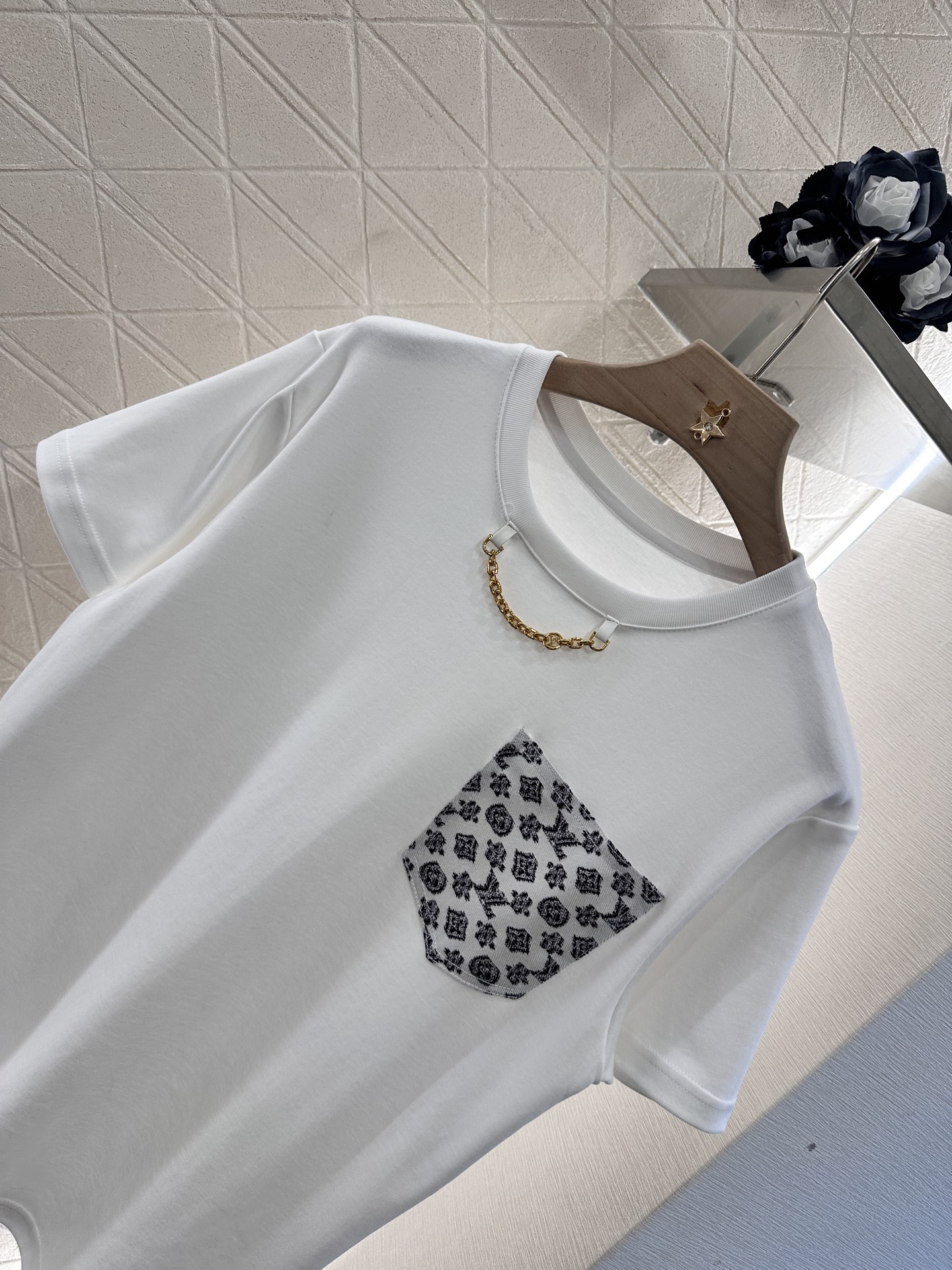 Louis Vuitton Men's White Cotton T-Shirt with Chain Detail Pocket 3 i1746634899903 8250 0 2