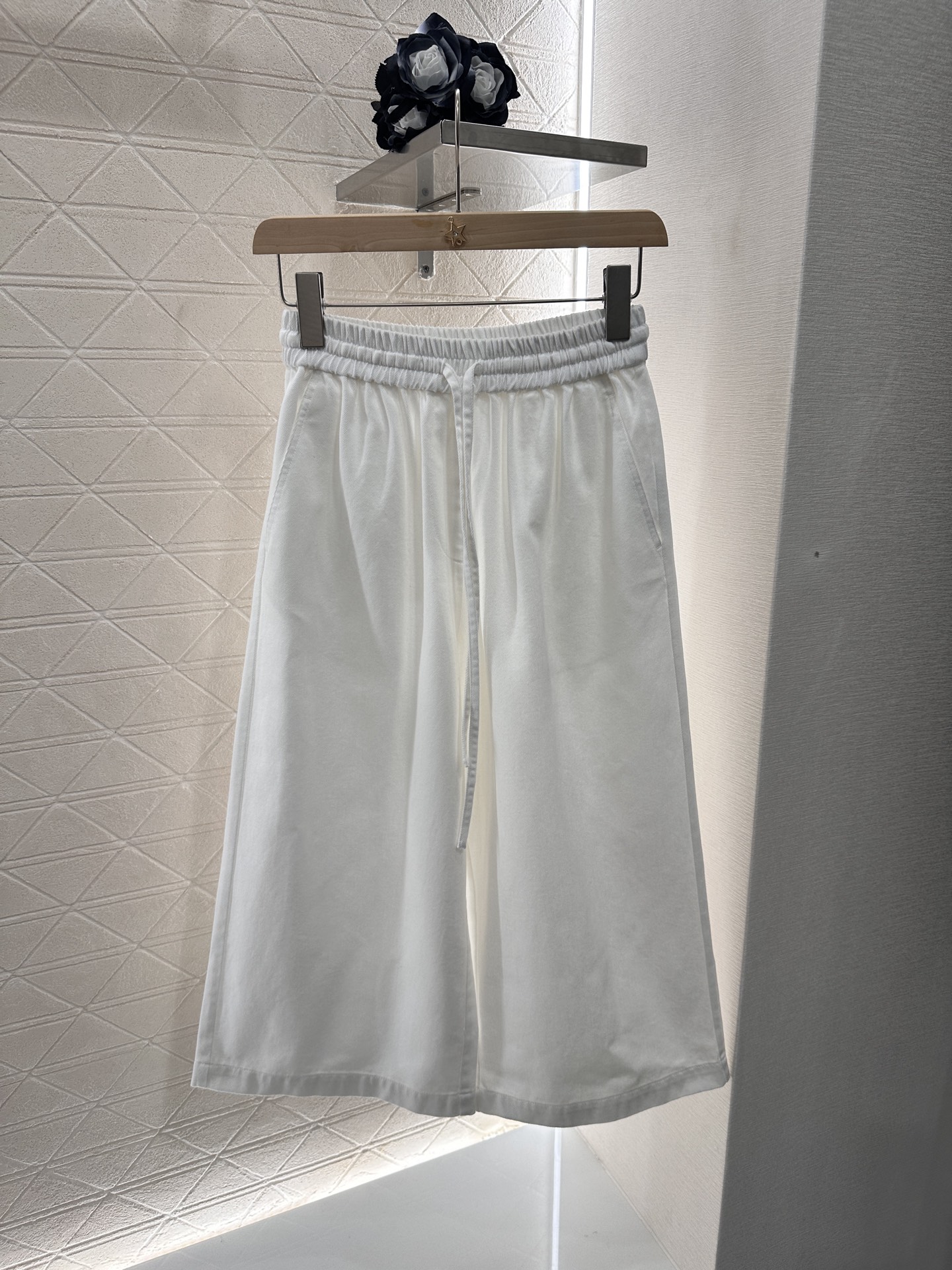 Loewe White Cropped Drawstring Cotton Shorts with Pockets - Relaxed Fit