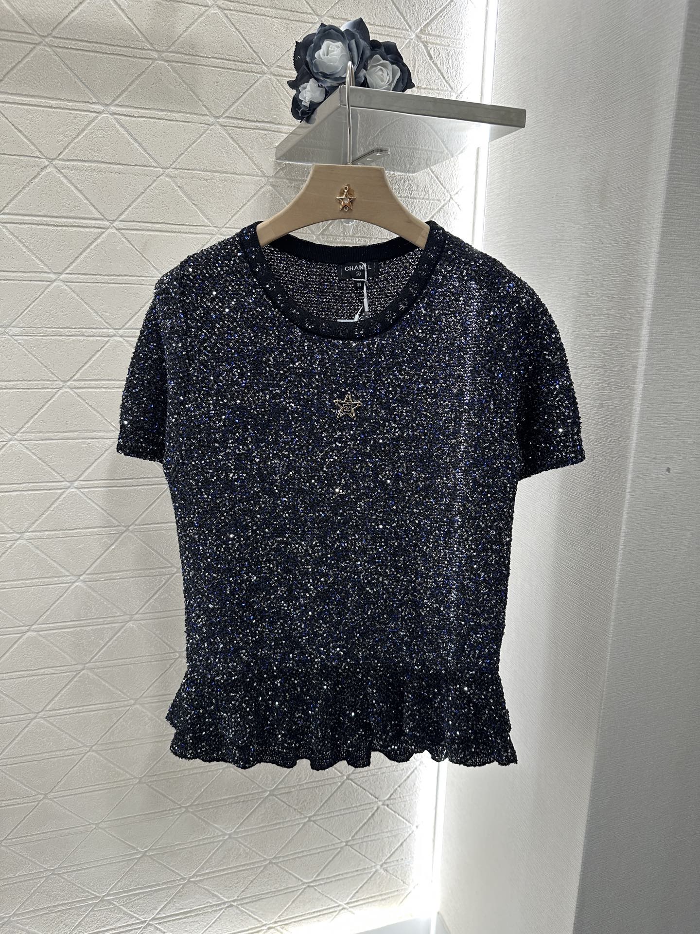 Chanel 2025 Sequin Embellished Knit Top, Short Sleeve, Round Neck - Elegant