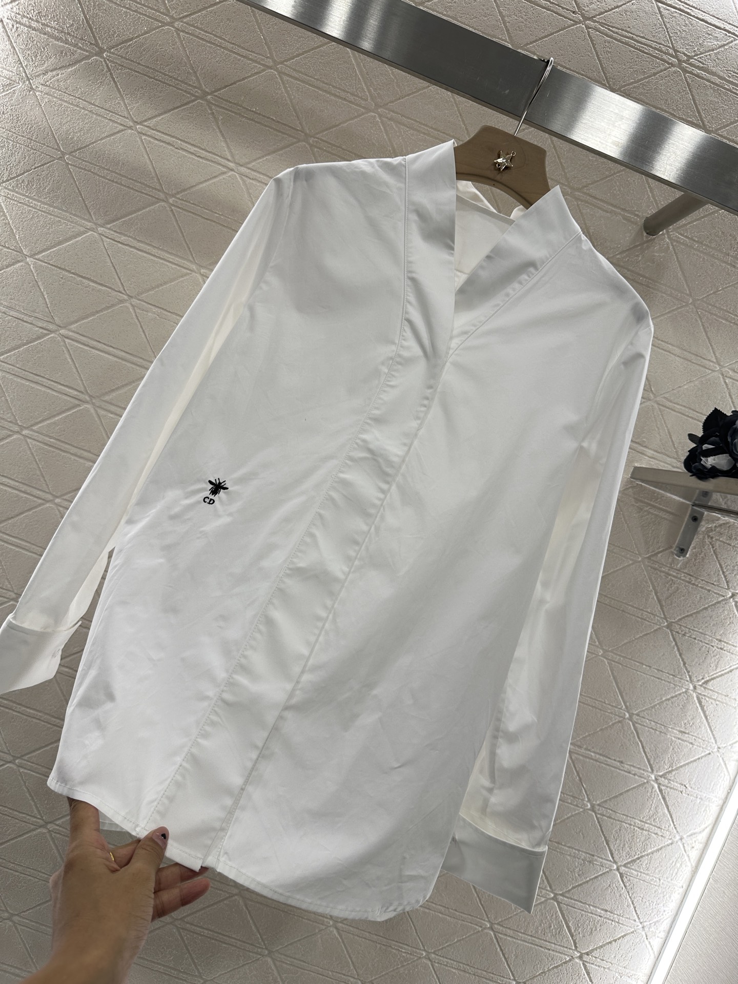 Dior Women's White Cotton Twill Long Sleeve Shirt with CD Bee Embroidery 7 i1746813563082 337 0 6