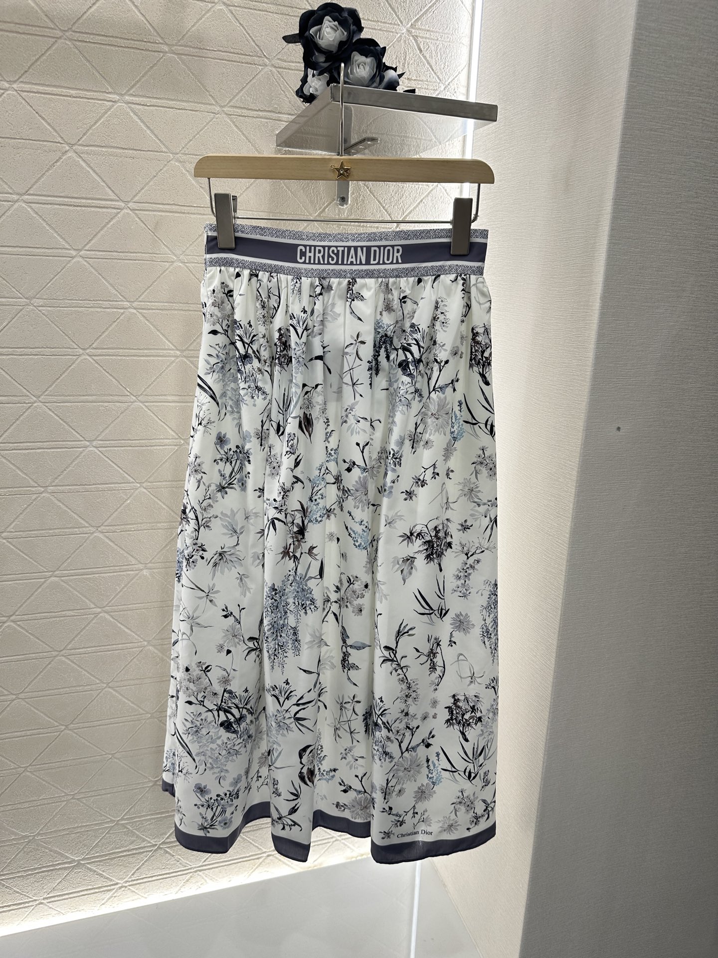 Dior High-Waisted Floral Print Skirt - Elegant, Lightweight, and Fashionable