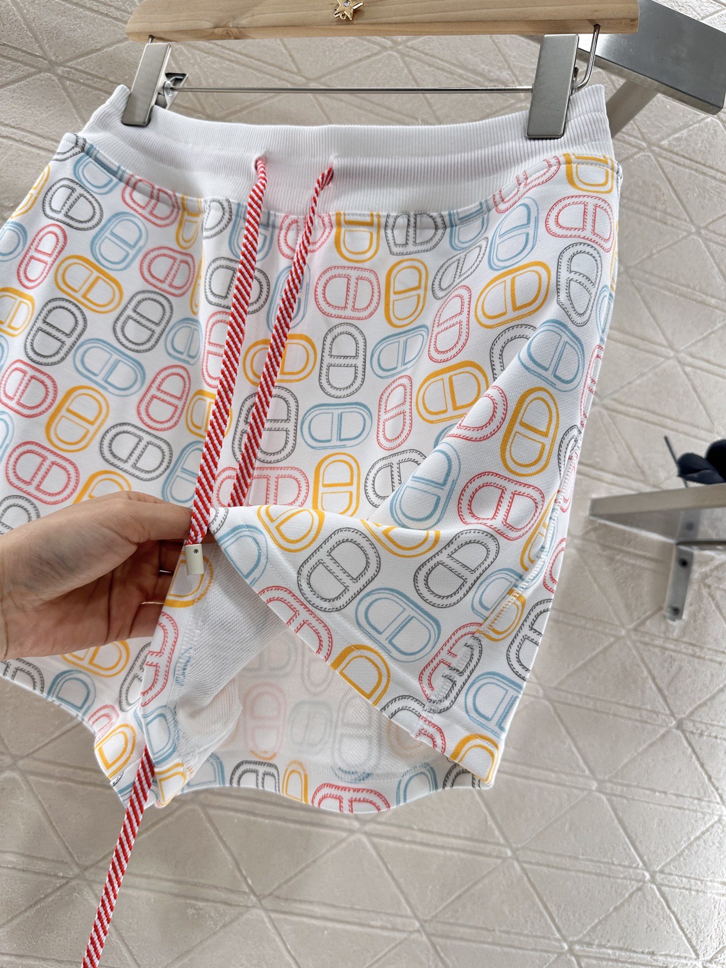 2025 New Product: Stylish T-shirt and Shorts Suit with Unique Details - 图片 9