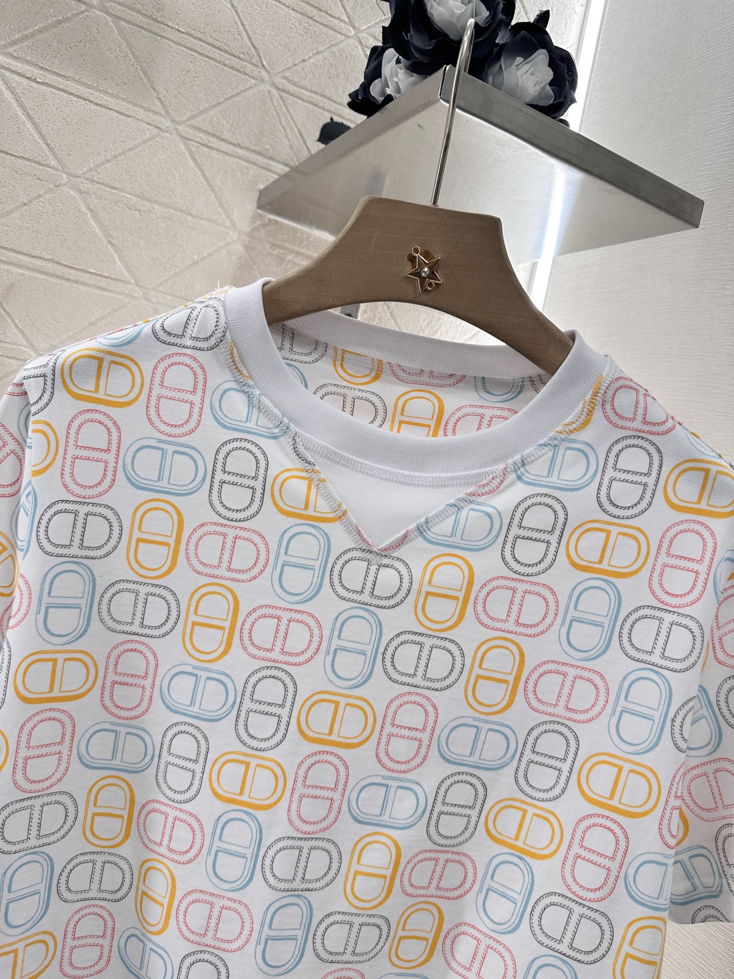 2025 New Product: Stylish T-shirt and Shorts Suit with Unique Details - 图片 3
