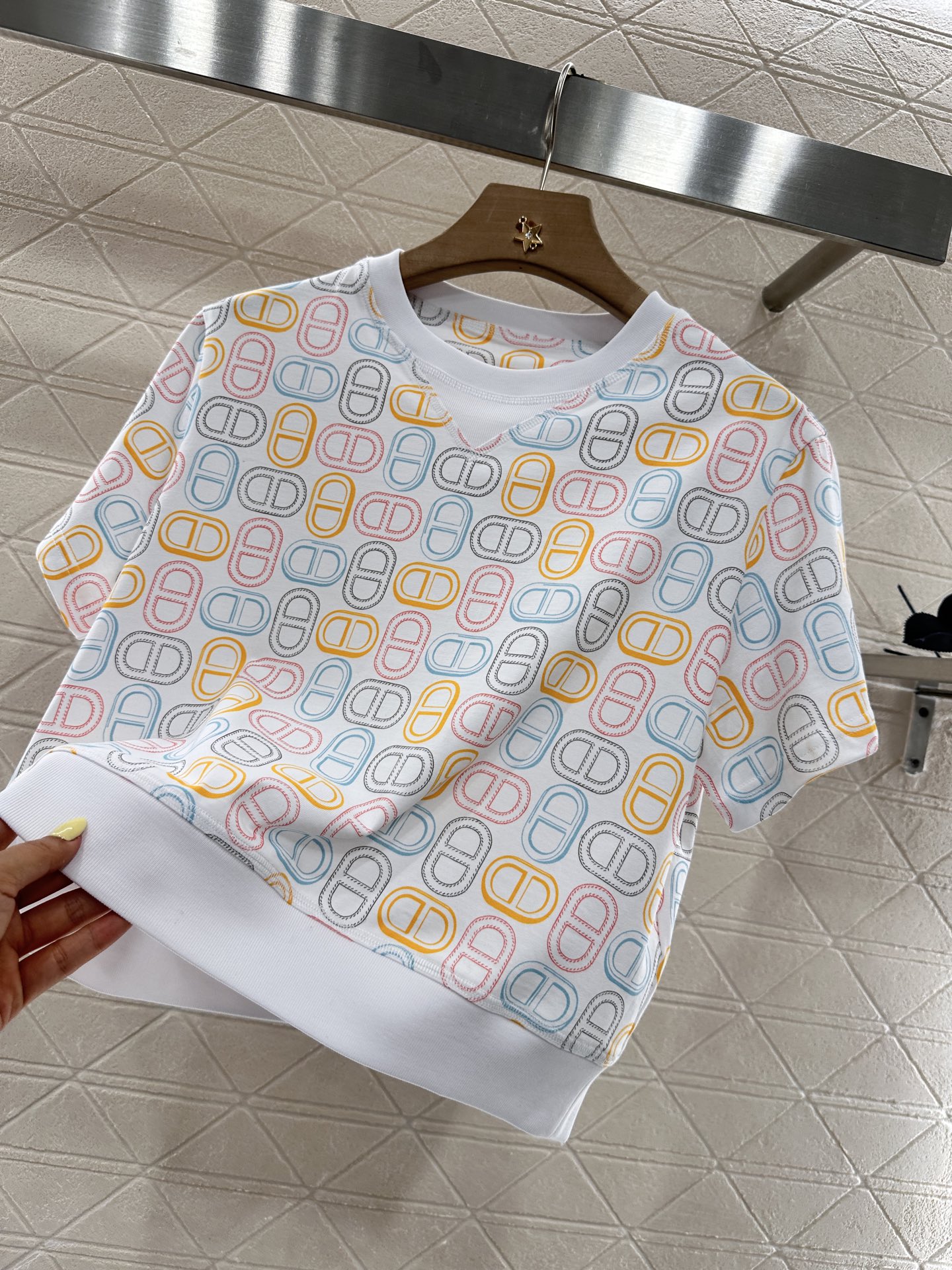 2025 New Product: Stylish T-shirt and Shorts Suit with Unique Details - 图片 4