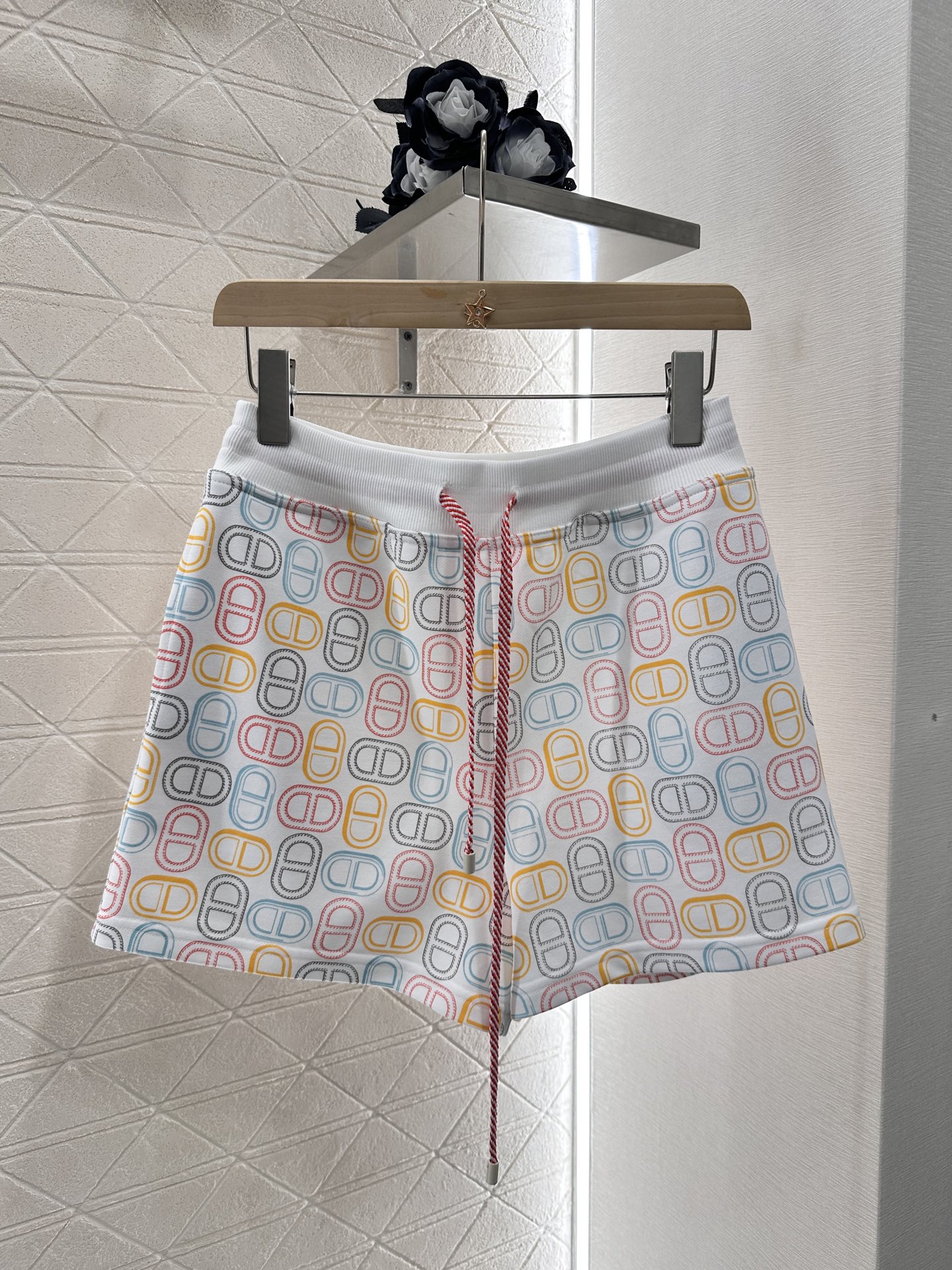 2025 New Product: Stylish T-shirt and Shorts Suit with Unique Details - 图片 7