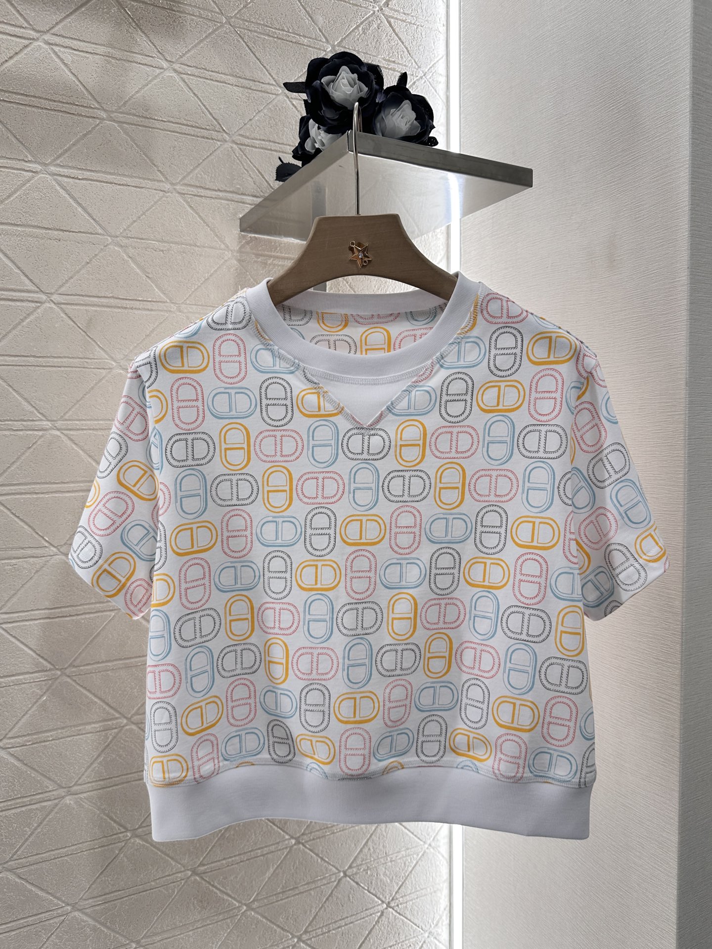 2025 New Product: Stylish T-shirt and Shorts Suit with Unique Details - 图片 1