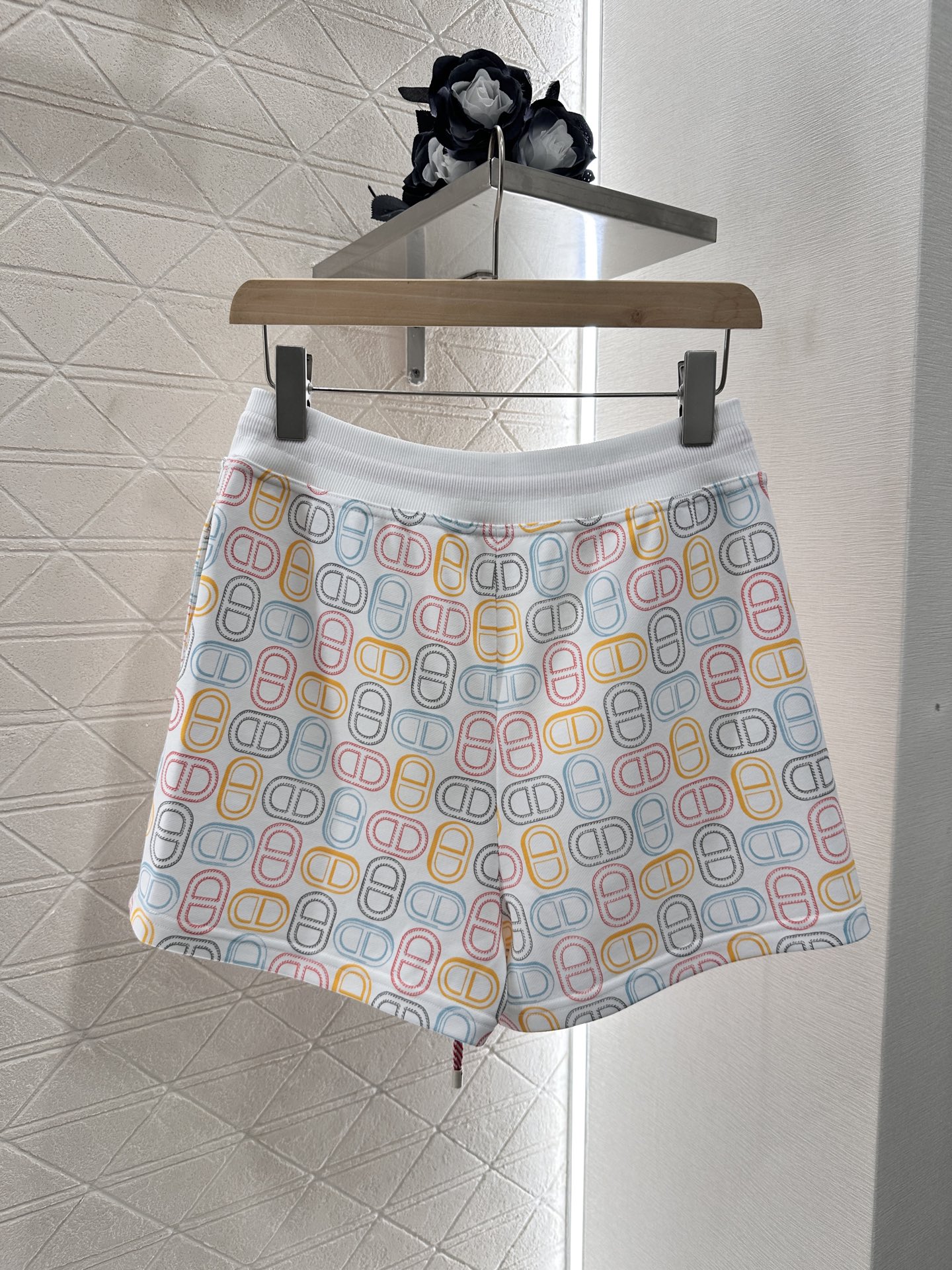 2025 New Product: Stylish T-shirt and Shorts Suit with Unique Details - 图片 8