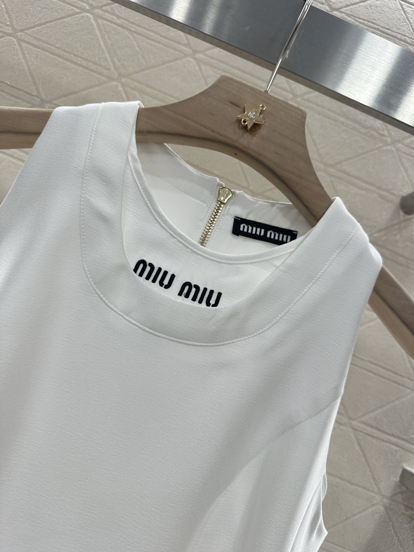 ♥Miumi*♥2025新品上架
    收腰背心裙
定制YB进口醋酸材质 质感光泽 舒适垂顺 无袖连衣