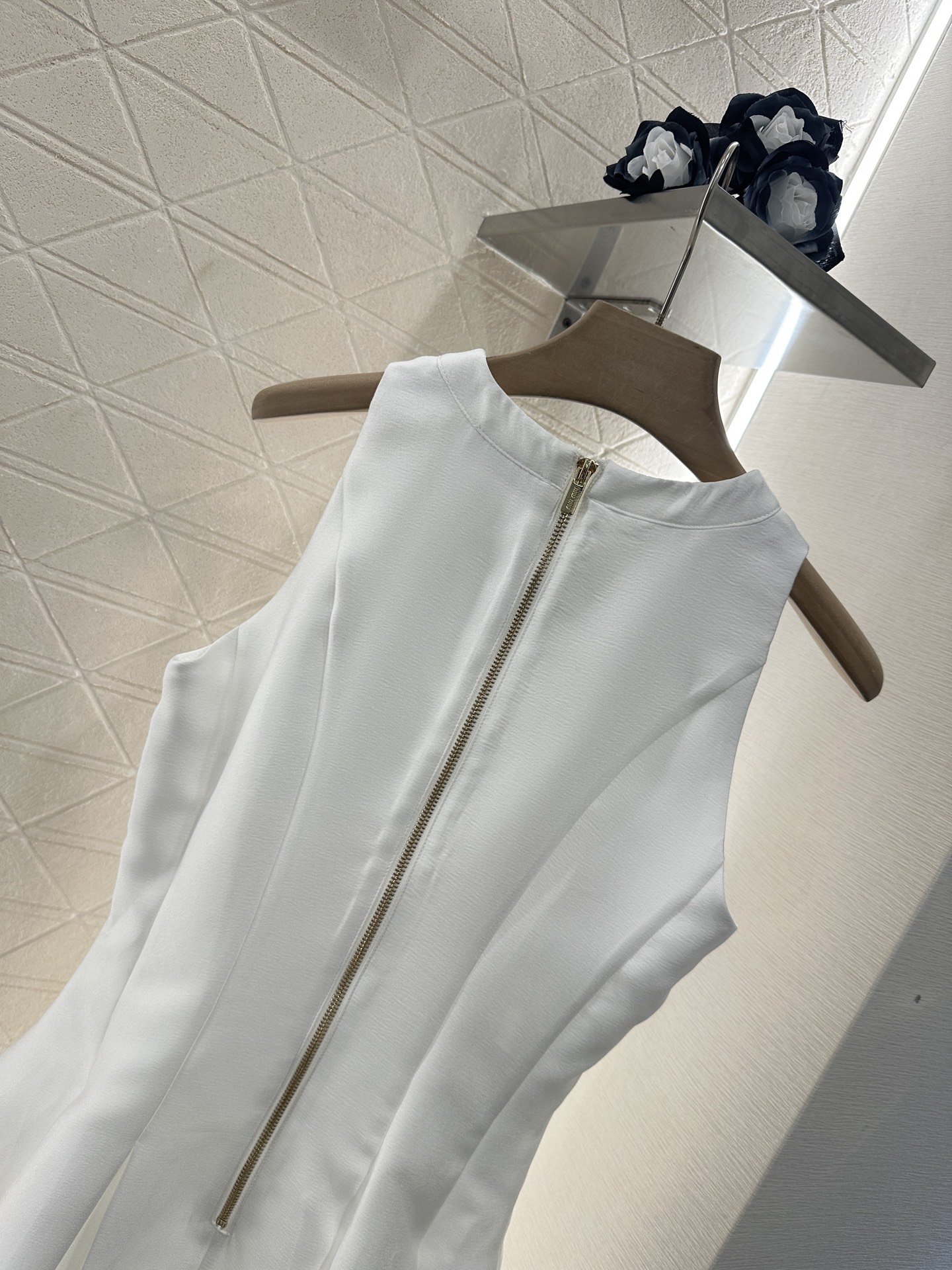 ♥Miumi*♥2025新品上架
    收腰背心裙
定制YB进口醋酸材质 质感光泽 舒适垂顺 无袖连衣