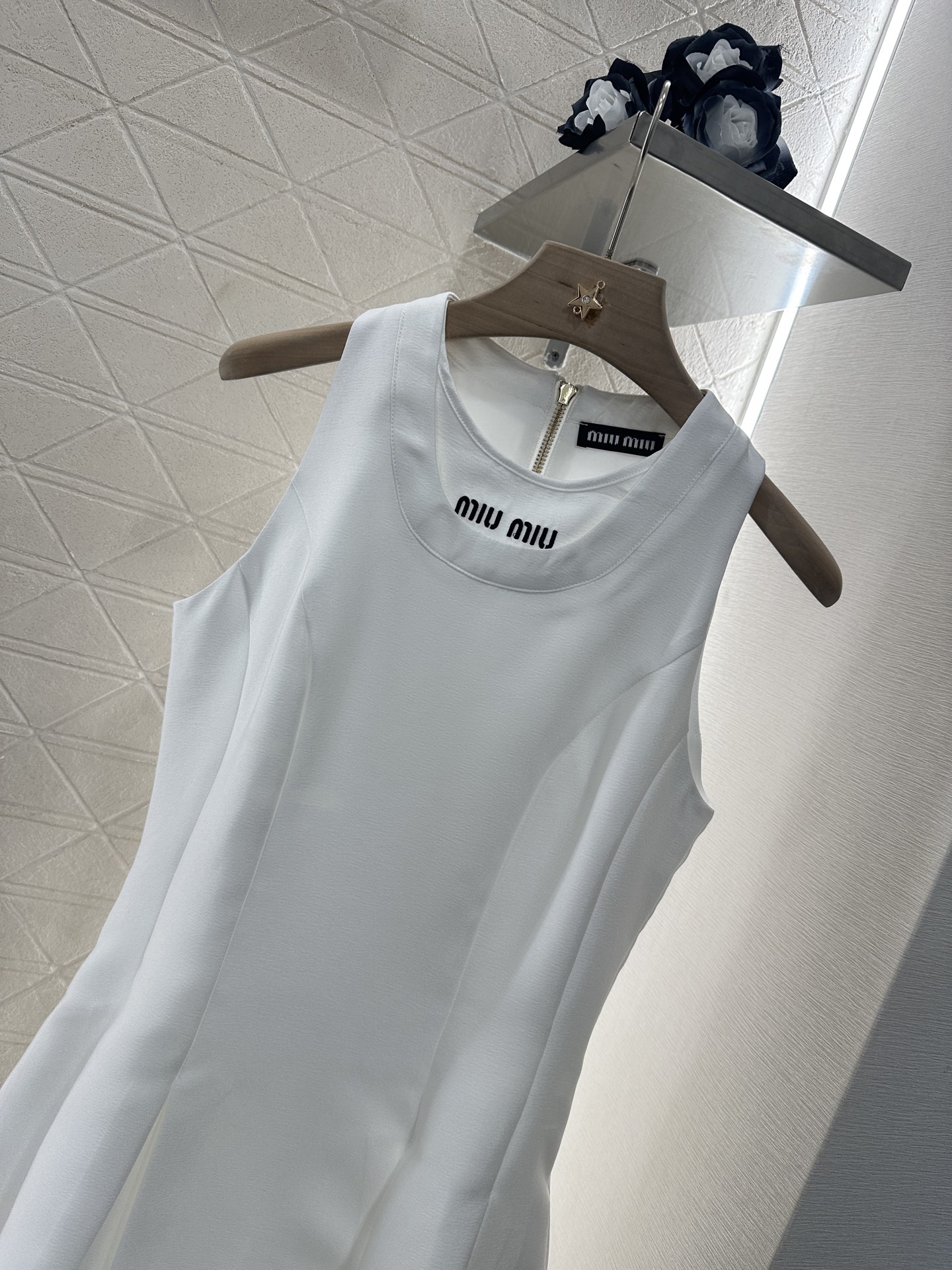 ♥Miumi*♥2025新品上架
    收腰背心裙
定制YB进口醋酸材质 质感光泽 舒适垂顺 无袖连衣