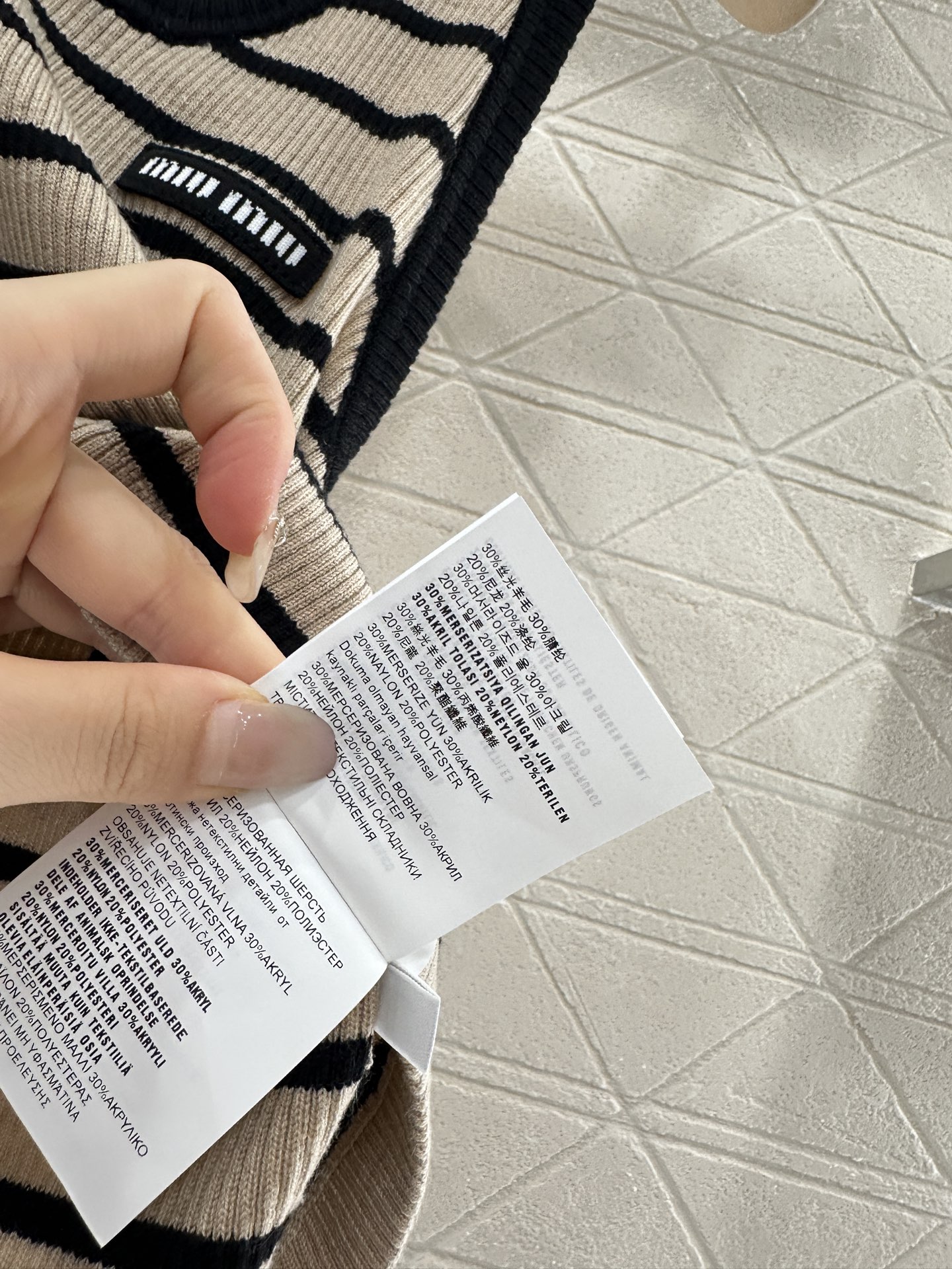 ♥Miumi*♥2025新品上架
       条纹针织背心
定制YB丝光羊毛纱线织造 柔软亲肤 舒适有