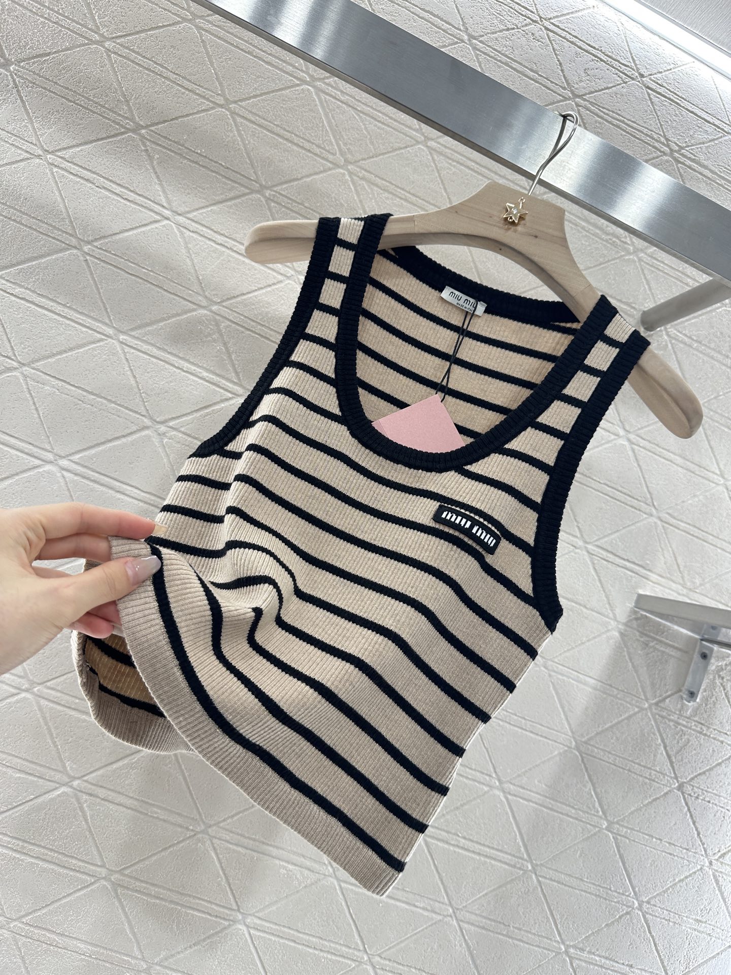 ♥Miumi*♥2025新品上架
       条纹针织背心
定制YB丝光羊毛纱线织造 柔软亲肤 舒适有