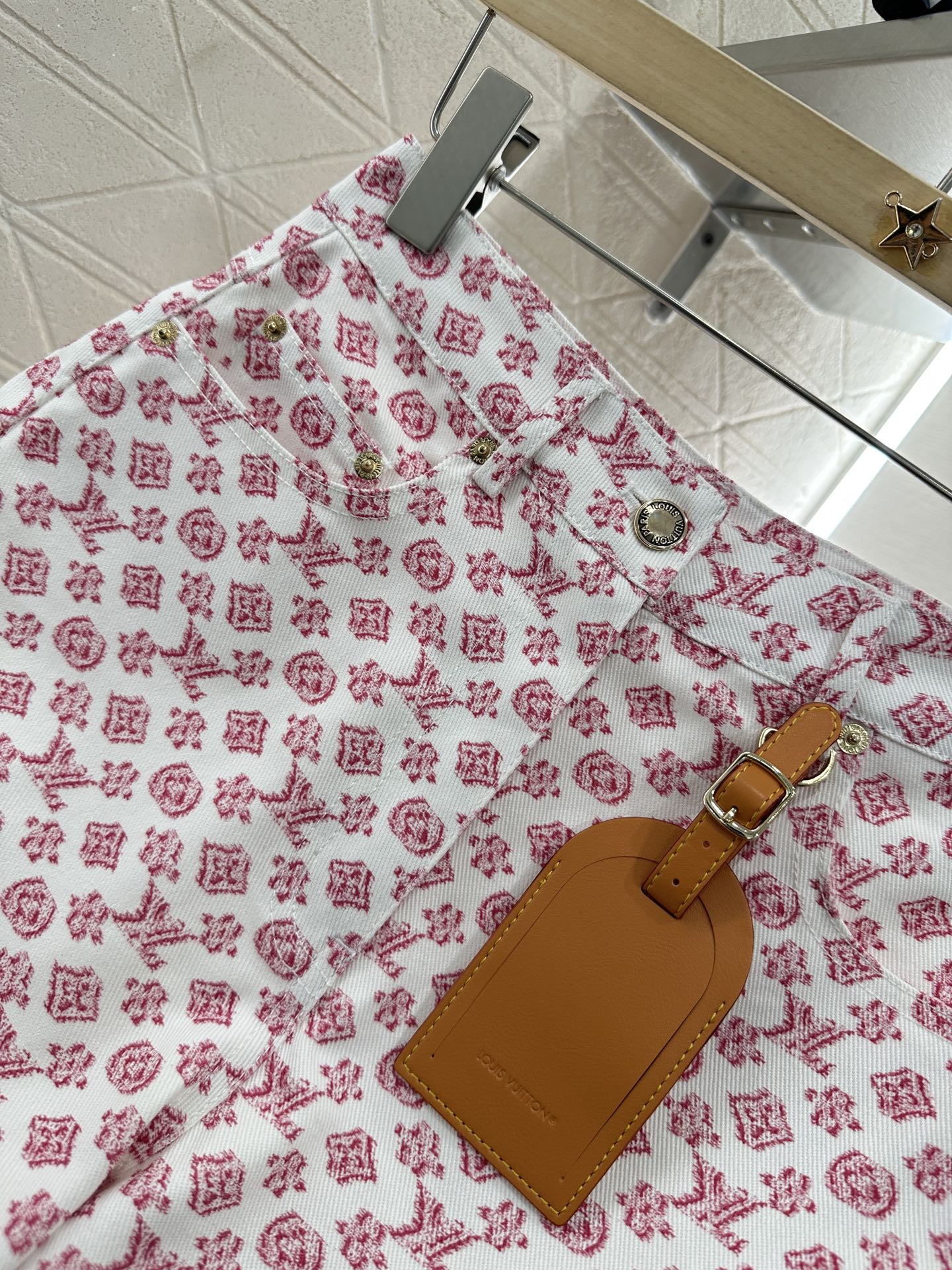 ♥Louis Vuitto*♥2025新品上架
     印花皮牌牛仔短裤
定制YB斜纹棉牛仔材质 酵素