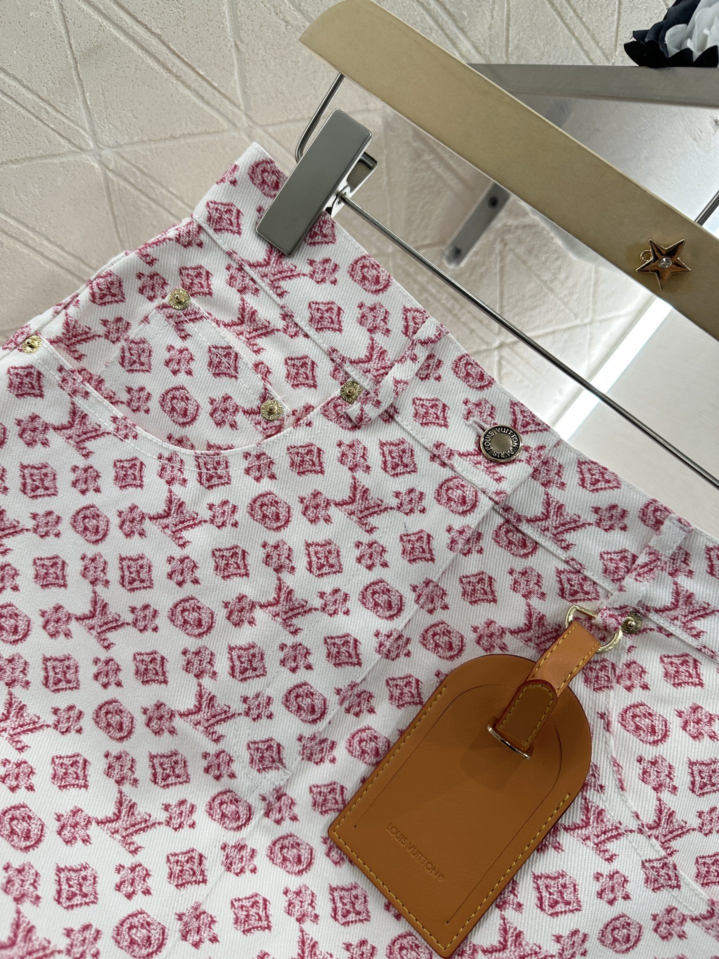 ♥Louis Vuitto*♥2025新品上架
      印花皮牌牛仔短裙
定制YB斜纹棉牛仔材质 酵