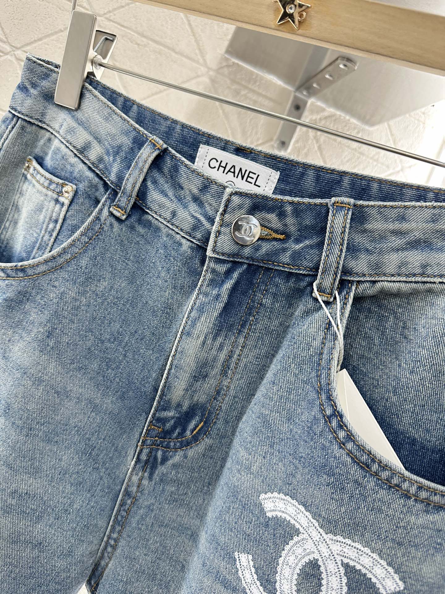 ♥Chane*♥2025新品上架
     蕾丝绣花牛仔长裤
定制YB斜纹棉牛仔材质 多重水洗 呈现出挺