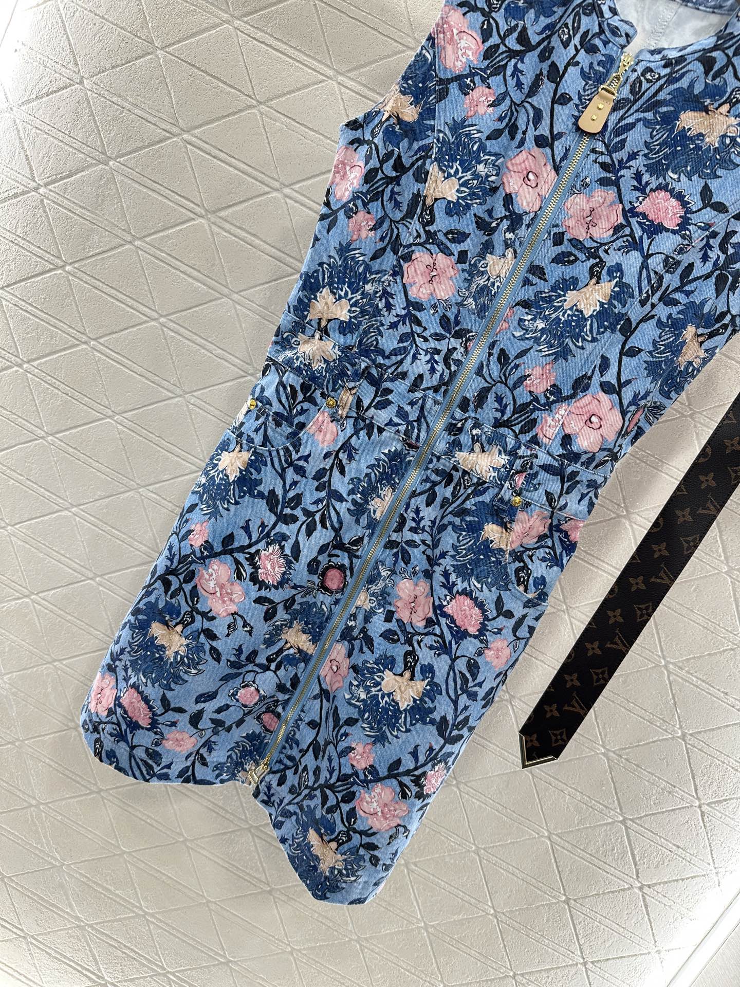 ♥Louis Vuitto*♥2025新品上架
       印花腰带背心裙
定制YB斜纹棉牛仔材质 质