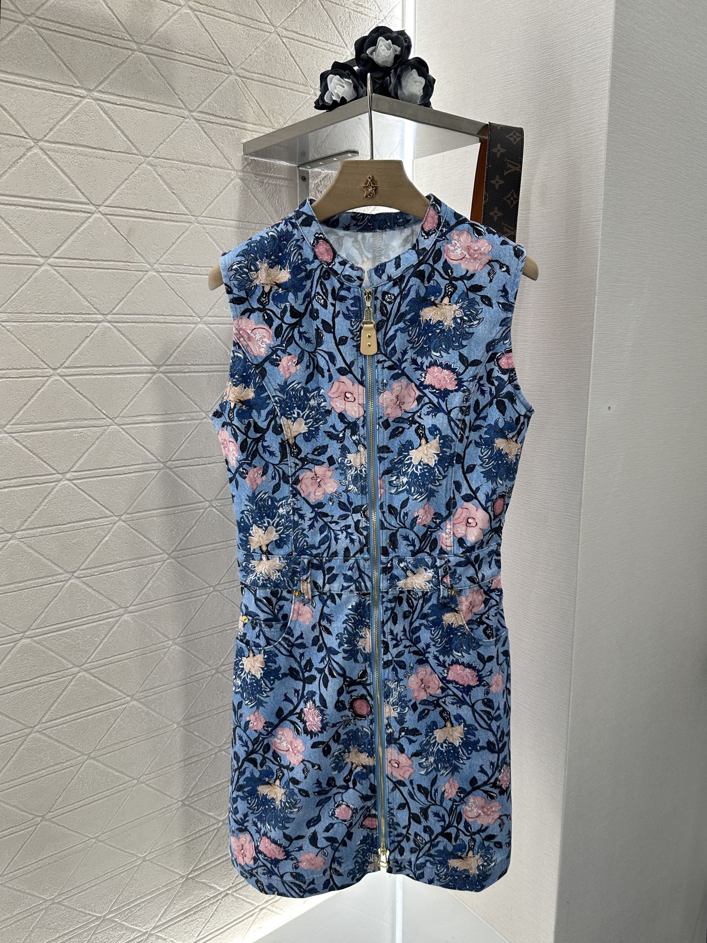 ♥Louis Vuitto*♥2025新品上架
       印花腰带背心裙
定制YB斜纹棉牛仔材质 质