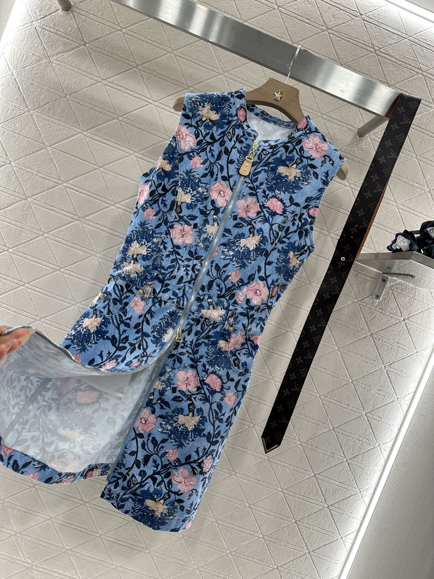 ♥Louis Vuitto*♥2025新品上架
       印花腰带背心裙
定制YB斜纹棉牛仔材质 质