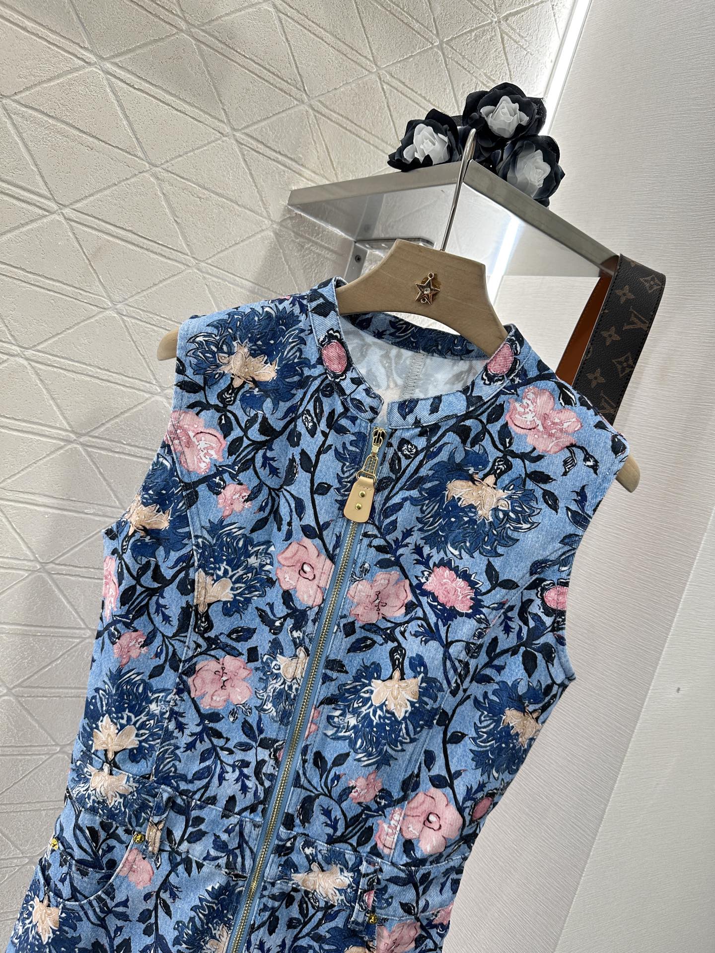 ♥Louis Vuitto*♥2025新品上架
       印花腰带背心裙
定制YB斜纹棉牛仔材质 质