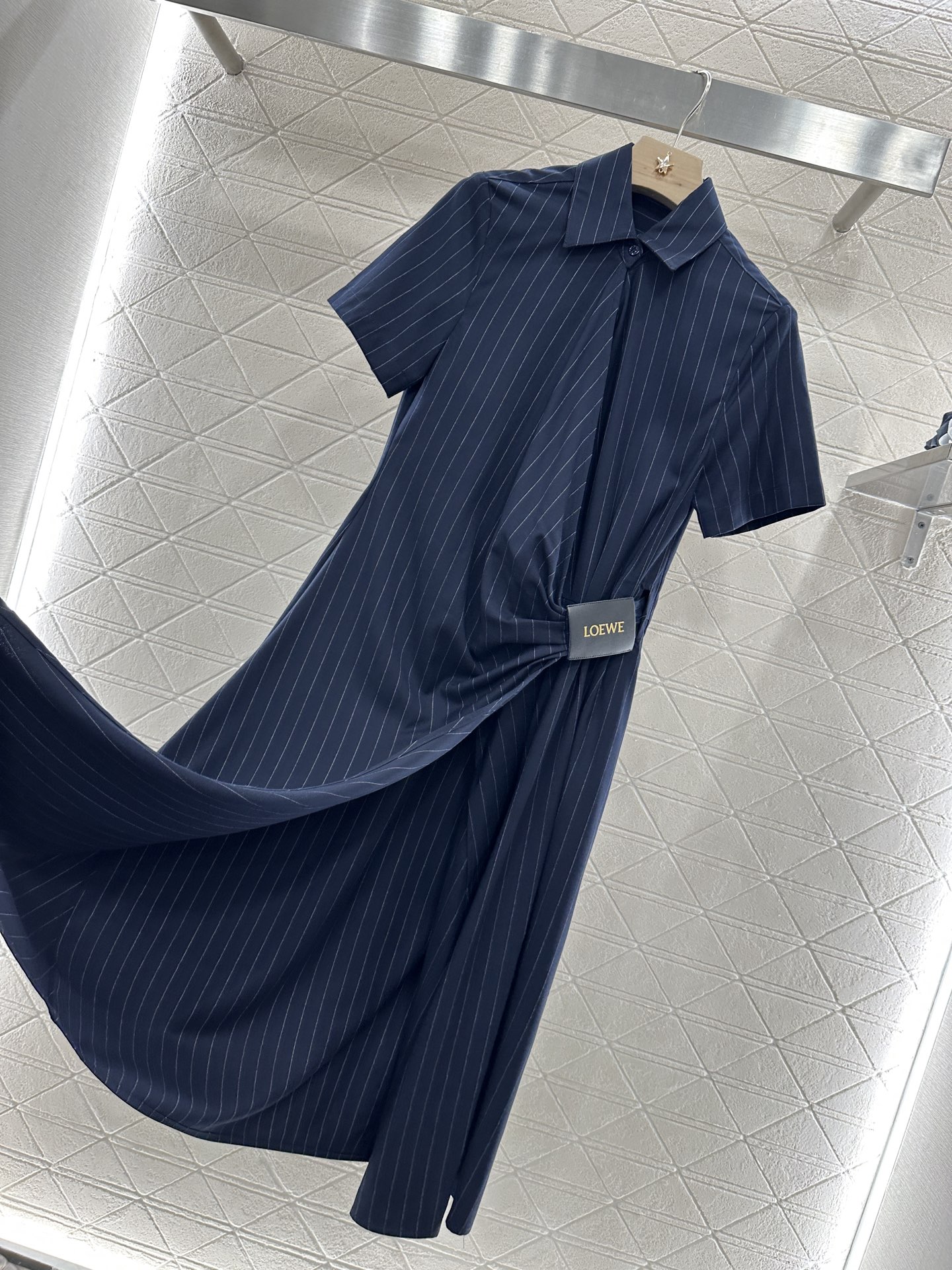 ♥Loew*♥2025新品上架
    皮标条纹褶皱连衣裙
定制YB进口西服材质 质感光泽 垂顺有型 短