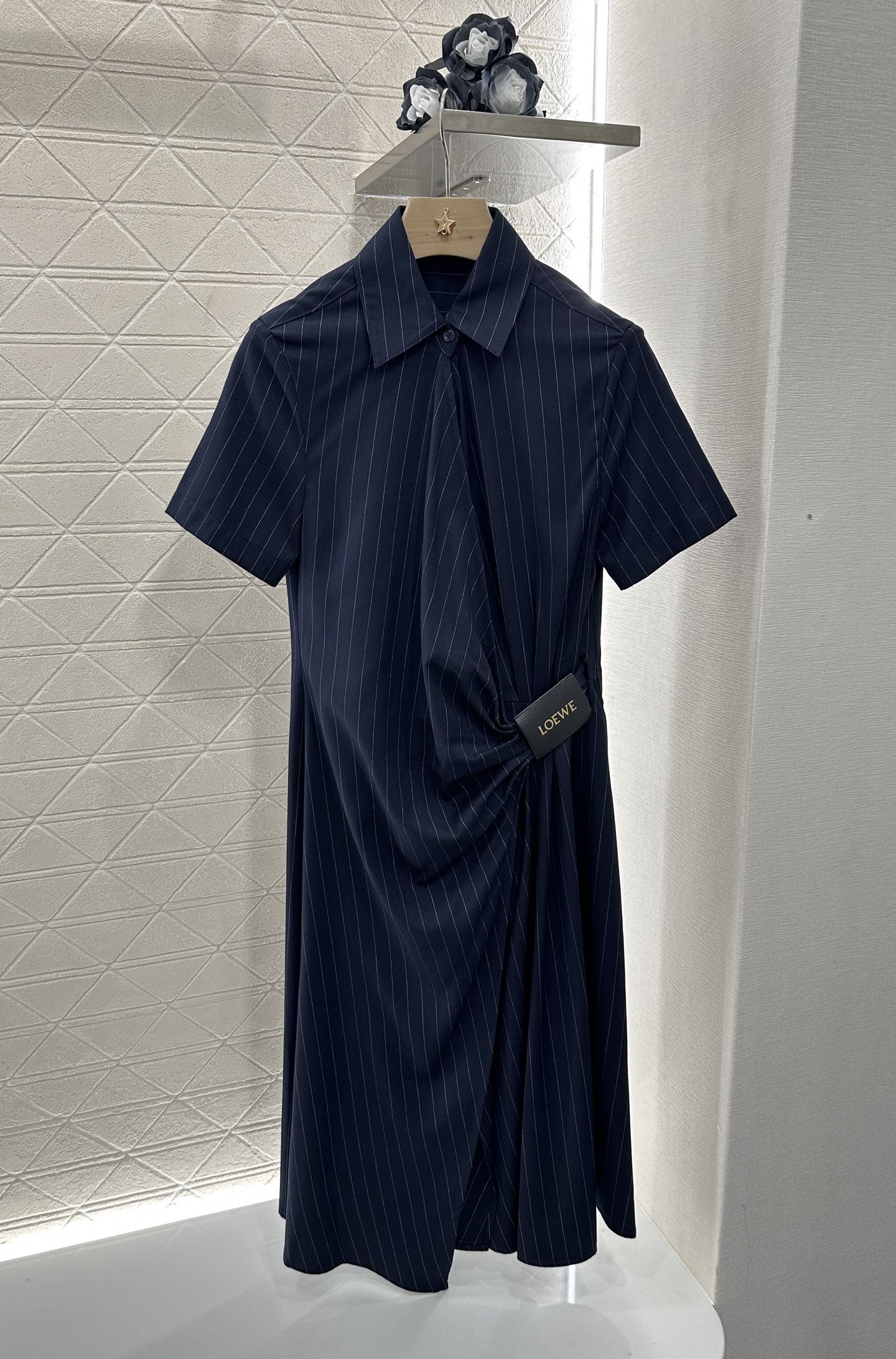 ♥Loew*♥2025新品上架
    皮标条纹褶皱连衣裙
定制YB进口西服材质 质感光泽 垂顺有型 短