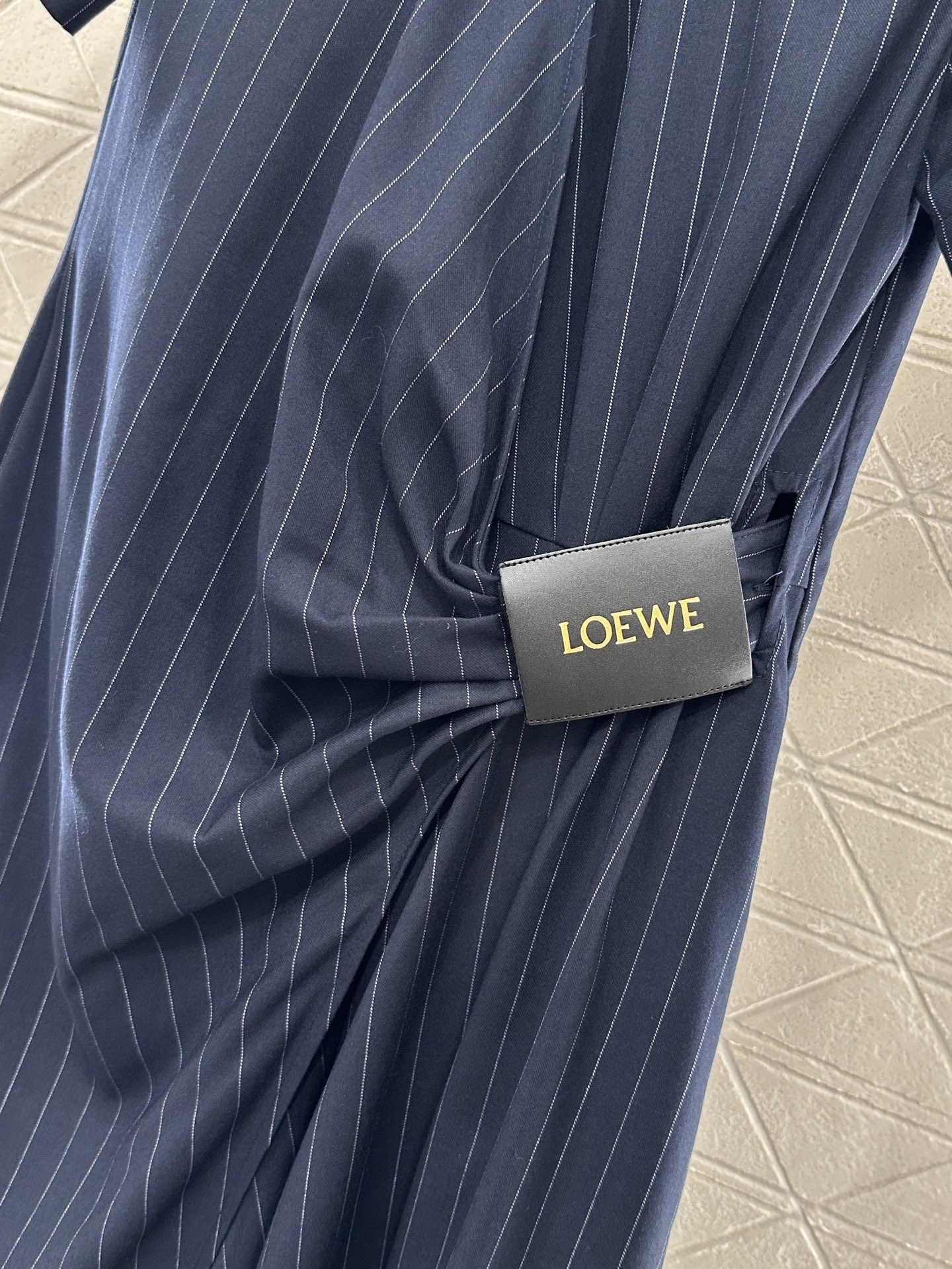♥Loew*♥2025新品上架
    皮标条纹褶皱连衣裙
定制YB进口西服材质 质感光泽 垂顺有型 短